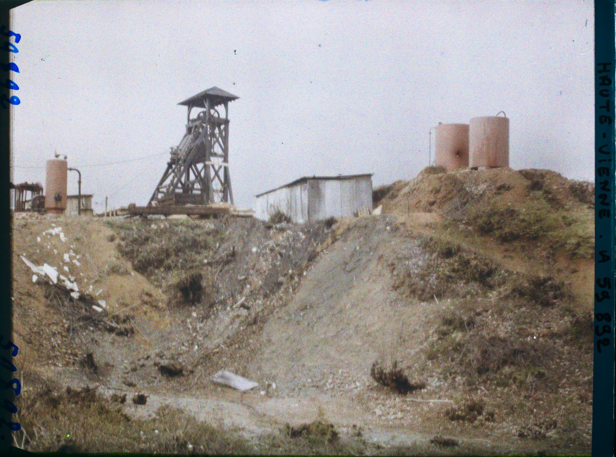 Image représentant La coulée sous le chevalement, gisement de La Fagassière, mine d'or