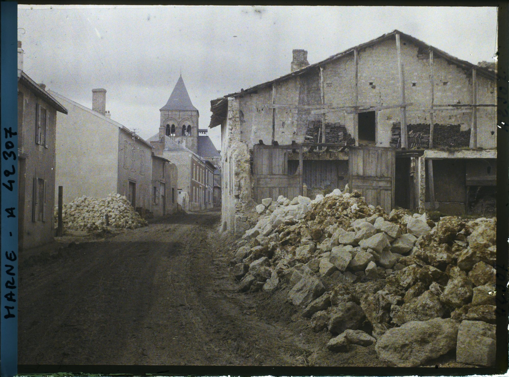 Image représentant France, Berru près Reims, L'extrémité du Village et l'Eglise