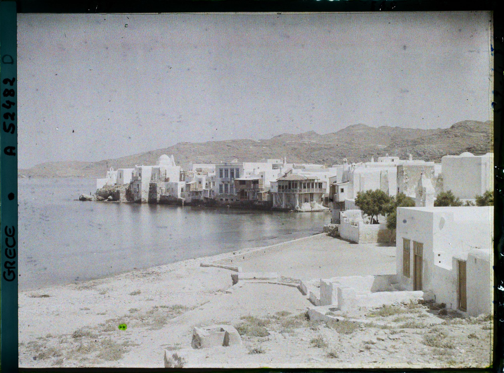 Image représentant Les maisons au bord de la mer; vue prise des moulins