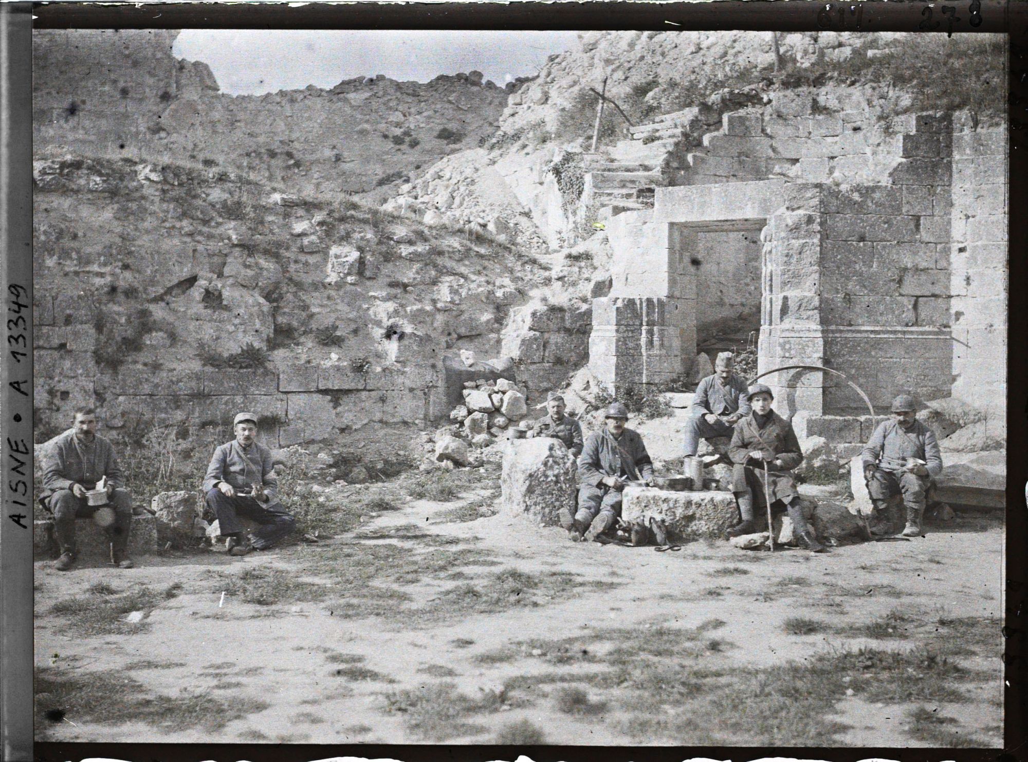 Image représentant France, Coucy-le-Chau, Poilus mangeant la soupe
