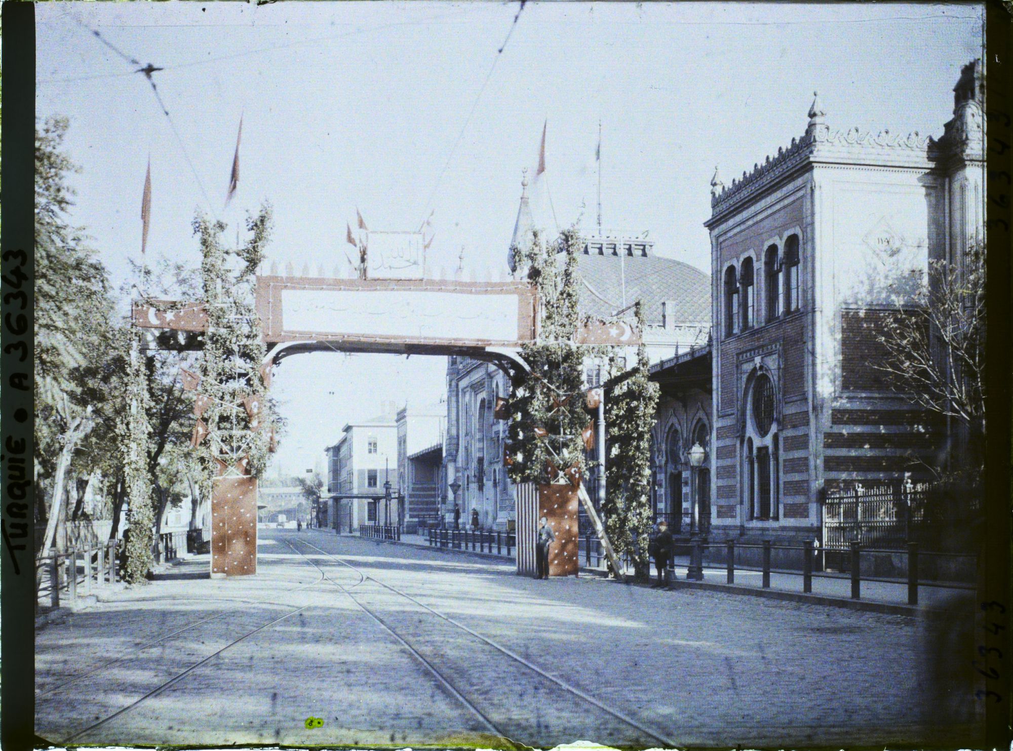 Image représentant Arc de triomphe éphémère en l'honneur de Mustapha Kemal. A droite, la gare de Sirkeci.