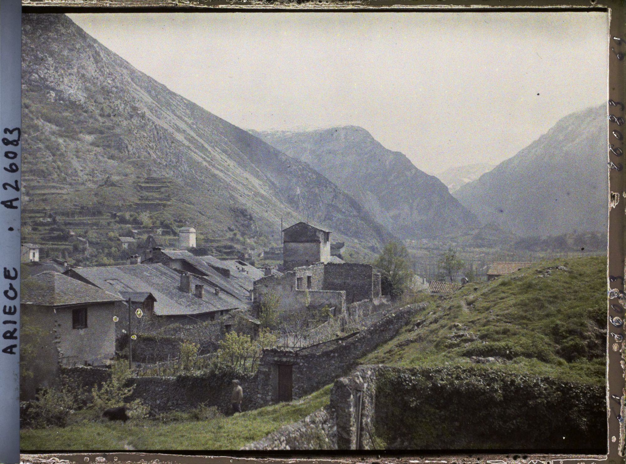 Image représentant La vieille ville, vue vers Ussat