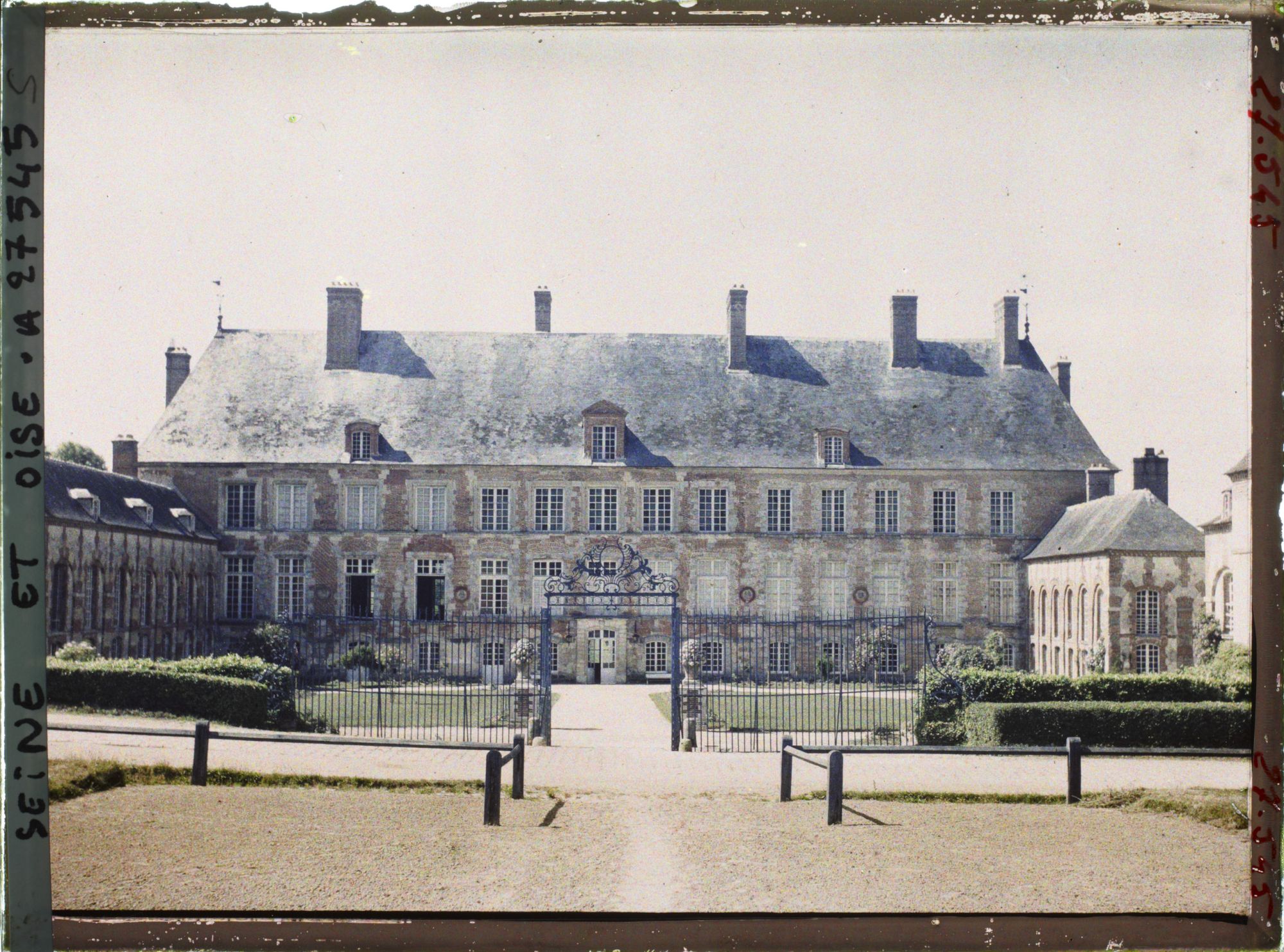 Image représentant France, Les Mesnuls, La façade du Chau de Les Mesnuls Construit en 1242
