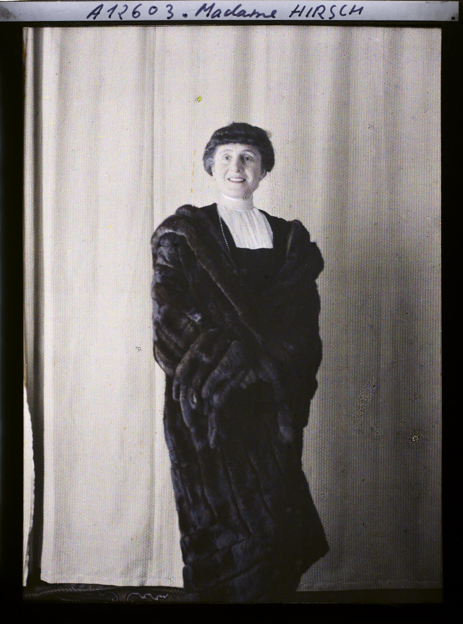 Image représentant https://musee-albert-kahn.s-museum.fr/home/NWQ2OTAwYzNmYjZlZTk1ZWQwODJmMjY4L2dlbmVyaWMtbm90aWNlLXRhYi9hdXRob3JpdHkvNjE3YTc5ZjVjZjhiODk2OGIzMzM3ZDIx/5d6900c3fb6ee95ed082f268/generic-notice-tab/authority/617a79ebcf8b8968b3336f06 Madame Hirsch