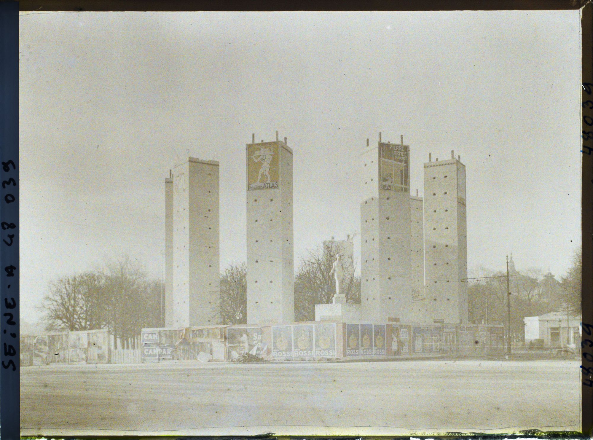 Image représentant L'Exposition des arts décoratifs, Démolitions de l'entrée place de la Concorde