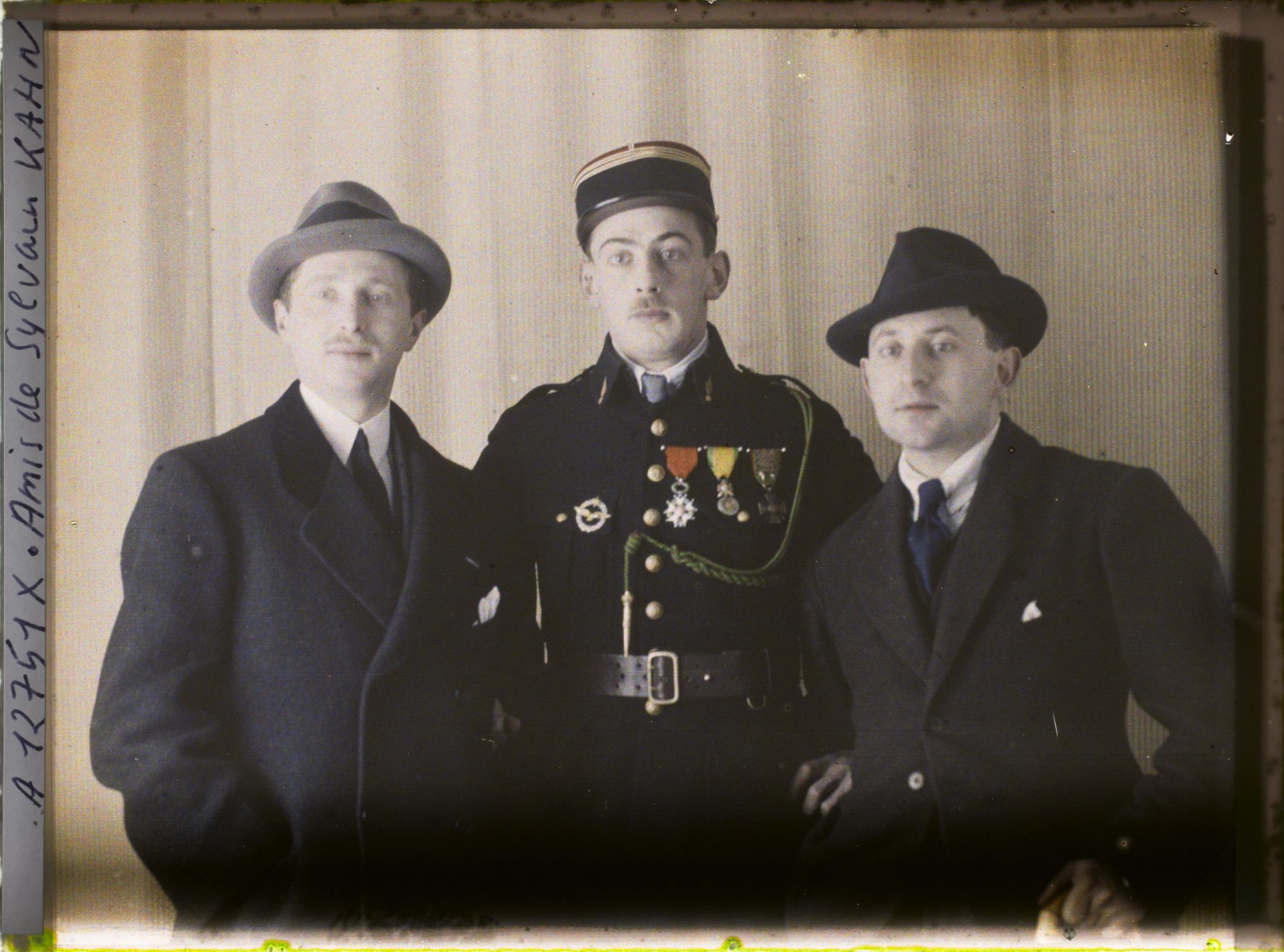 Image représentant Trois amis de  https://musee-albert-kahn.s-museum.fr/home/NWQ2OTAwYzNmYjZlZTk1ZWQwODJmMjY4L2dlbmVyaWMtbm90aWNlLXRhYi9hdXRob3JpdHkvNjE3YTc5ZjVjZjhiODk2OGIzMzM3ZDIx/5d6900c3fb6ee95ed082f268/generic-notice-tab/authority/617a79ebcf8b8968b3337050 Sylvain Kahn