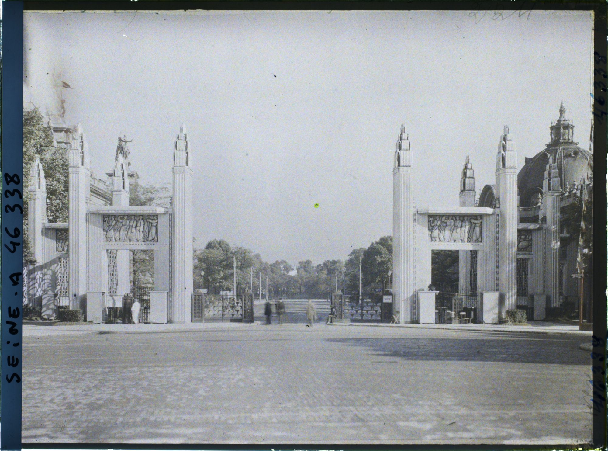 Image représentant L'exposition des arts décoratifs, la porte d'honneur entre le Grand et le Petit Palais