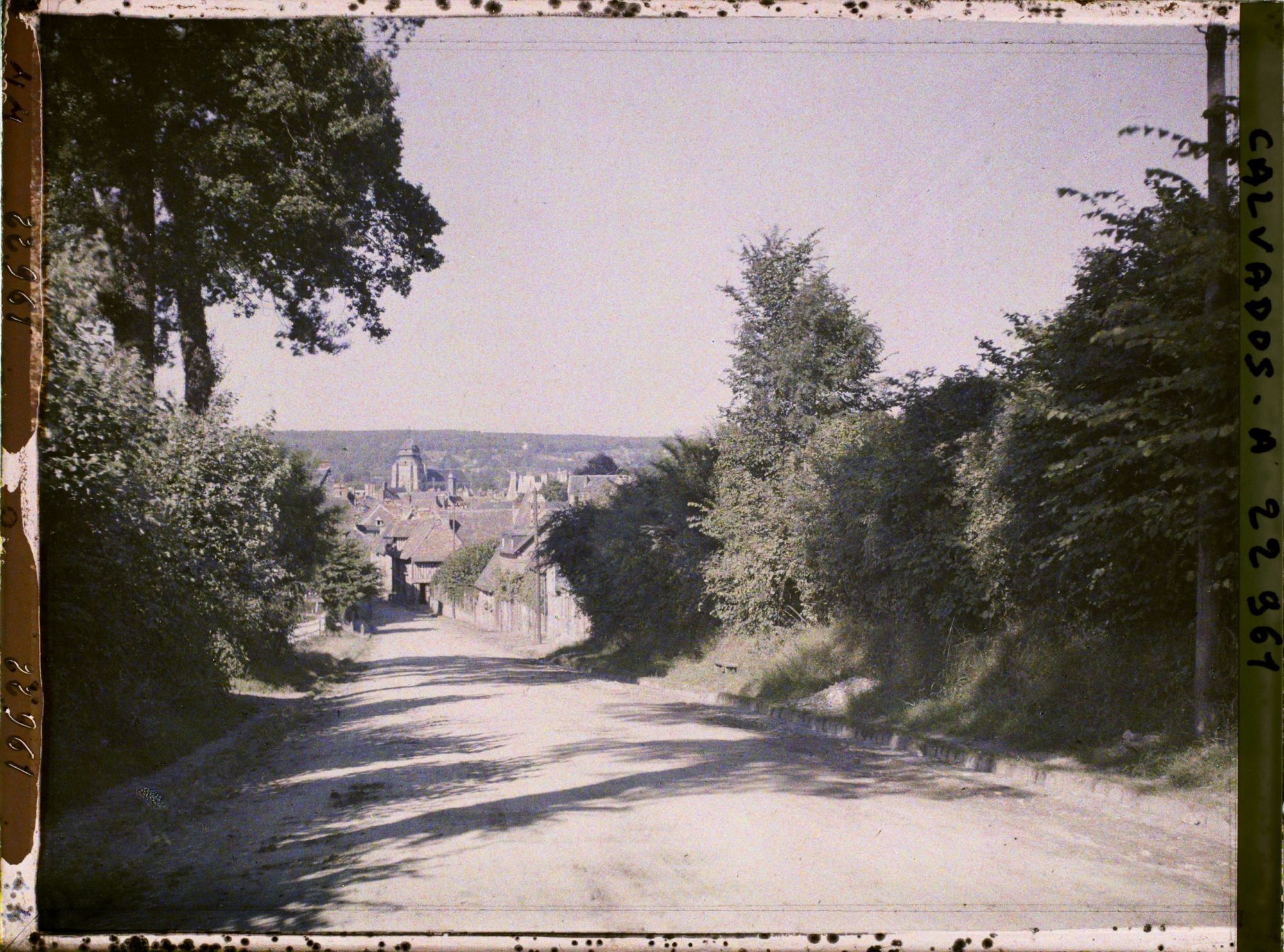 Image représentant L'arrivée par la route de Caen