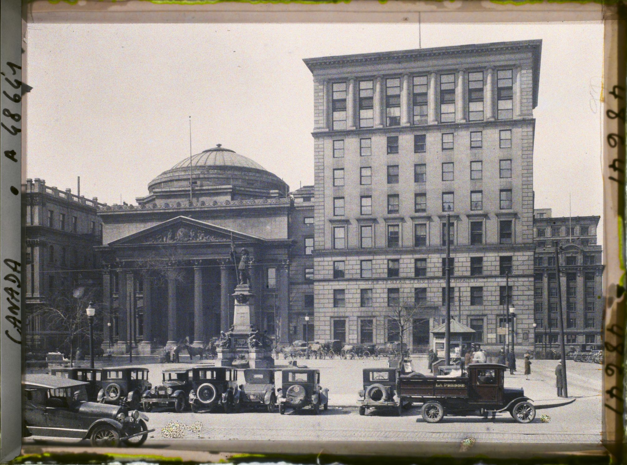 Image représentant Canada, Montréal, Place d'Armes, Bque de Montréal, royal Trust et Statue Maisonneuve