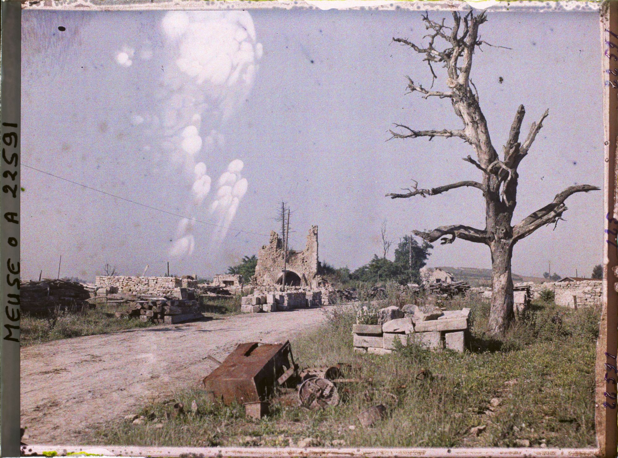 Image représentant France, Charny, Une rue du Village en ruines vers l'Eglise