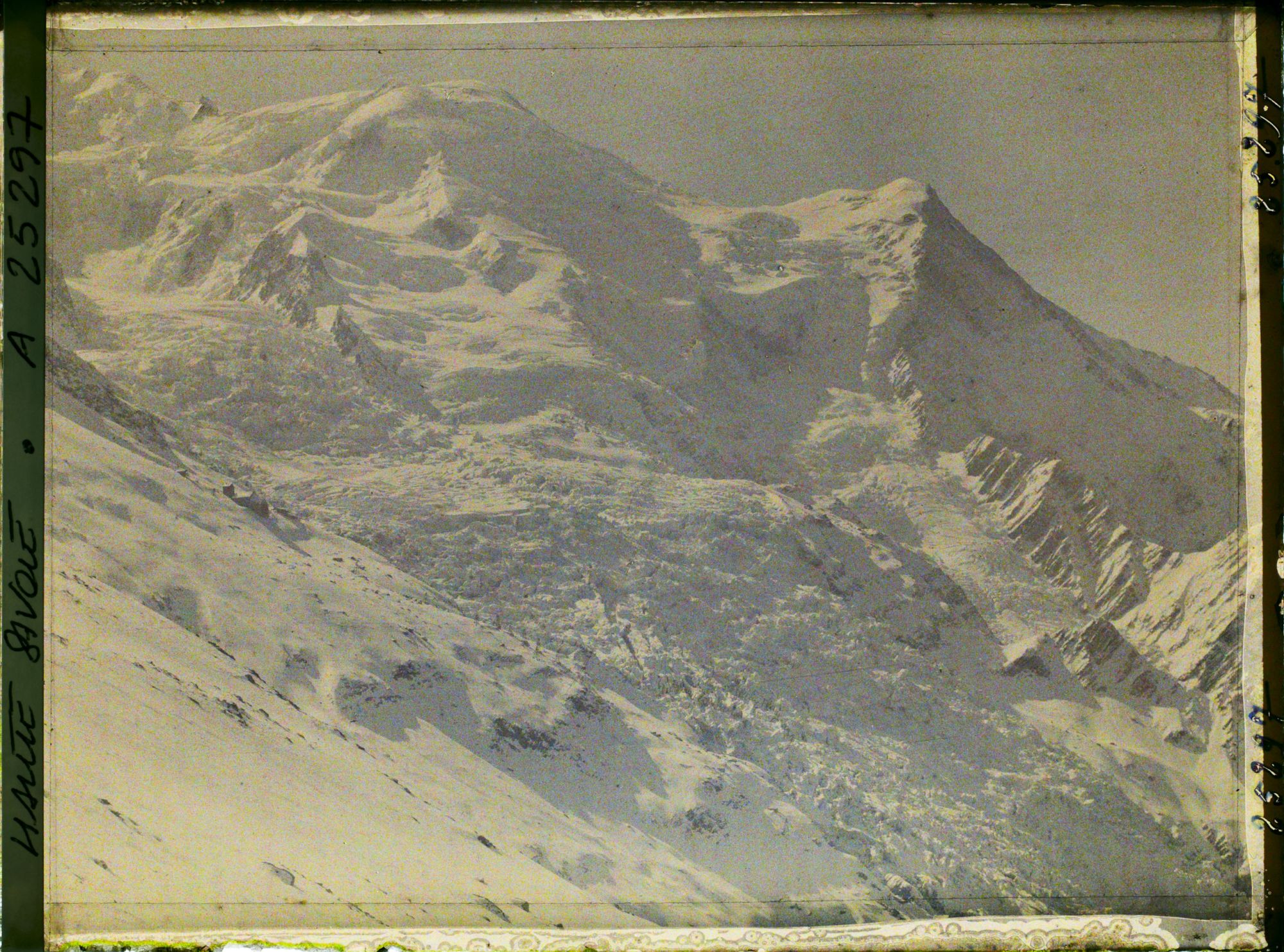 Image représentant France Les Alpes, Le Plan de l'aiguille, Le Mt Blanc, le Dôme et l'aige du Goûter, le Glacier Supérieur des Bossons