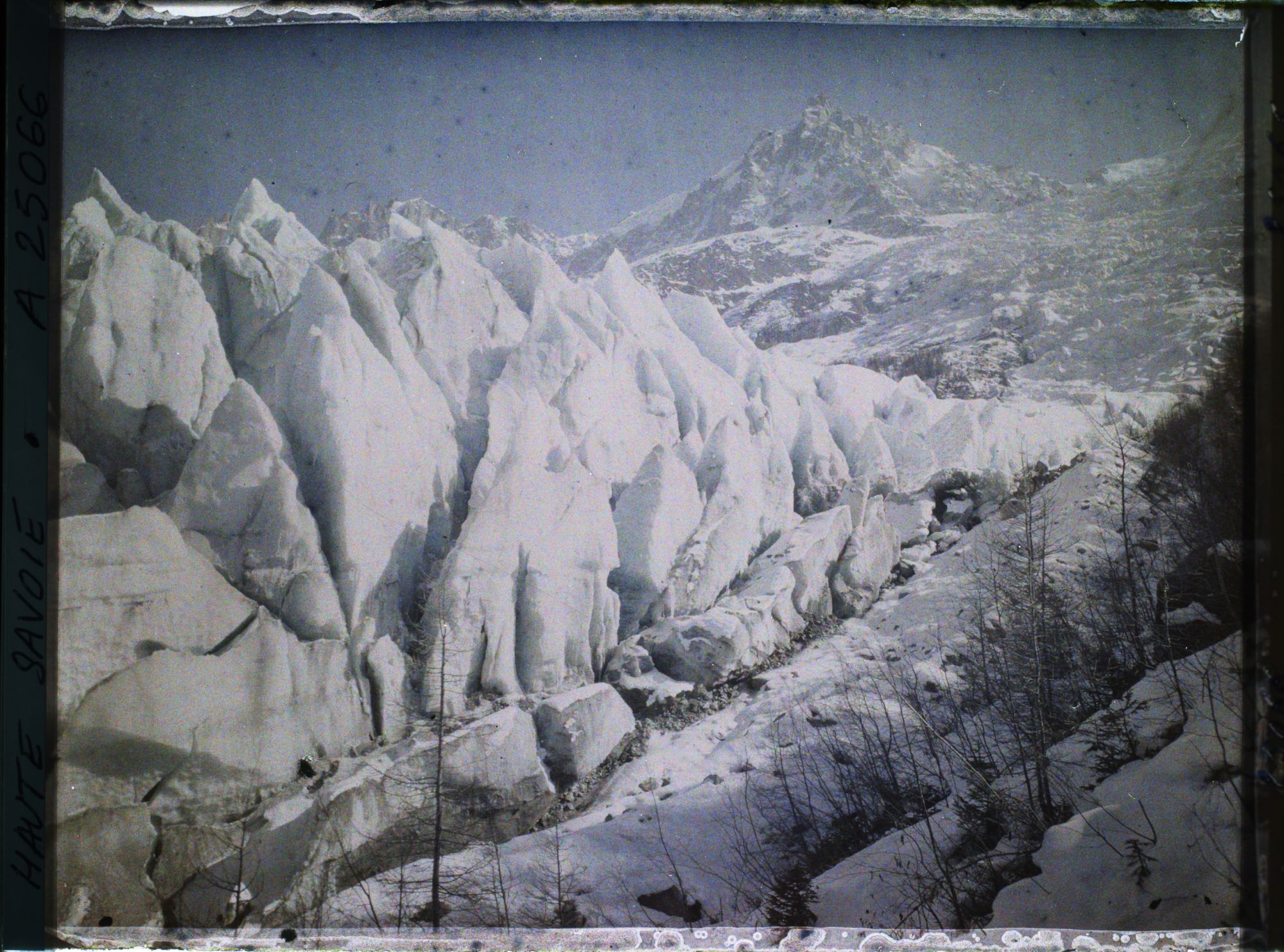Image représentant France Les Alpes, Les Bossons, Vue d'ensemble du Glacier Aiguille du midi et Mt Blanc du Taeul
