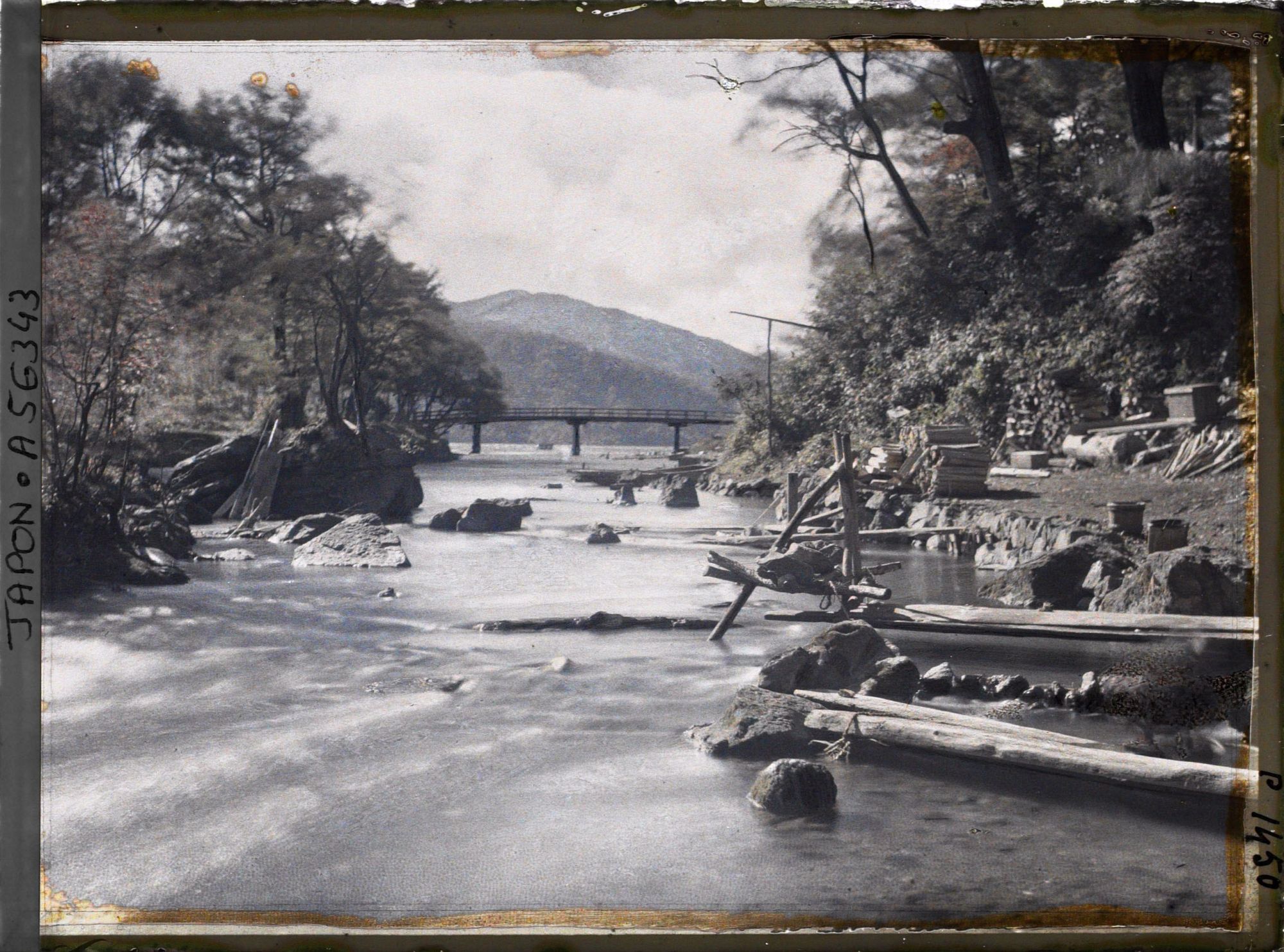 Image représentant L'extrémité orientale du lac Chuzenji et l'Ojiribashi (pont Ojiri) sur la Daiyagawa (rivière Daiya)