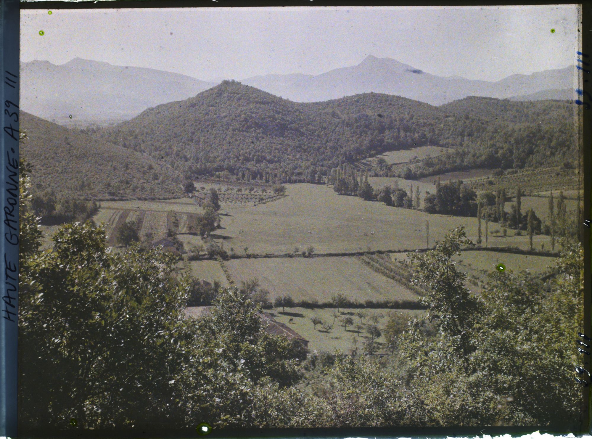 Image représentant France, Montespan Hte Garonne, La Montagne de la Grotte, vue prise du Chau de Montespan vers le sud ouest