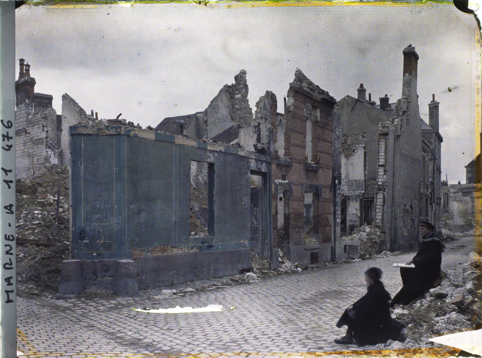 Image représentant Deux jeunes Rémois posant devant les ruines, rue de l'Isle
