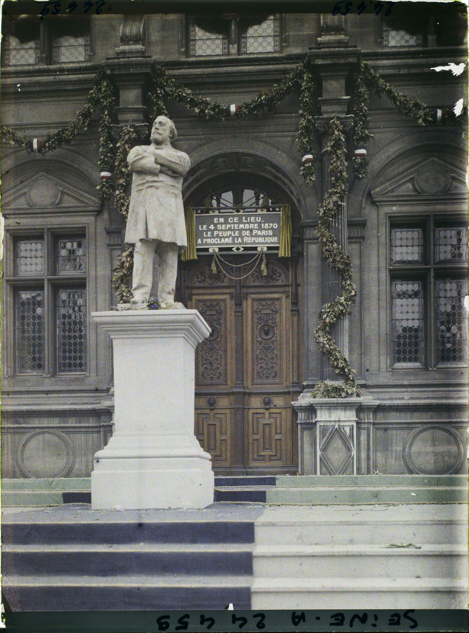 Image représentant La statue de Gambetta devant l'Hôtel de Ville pour le Cinquantenaire de la IIIe République