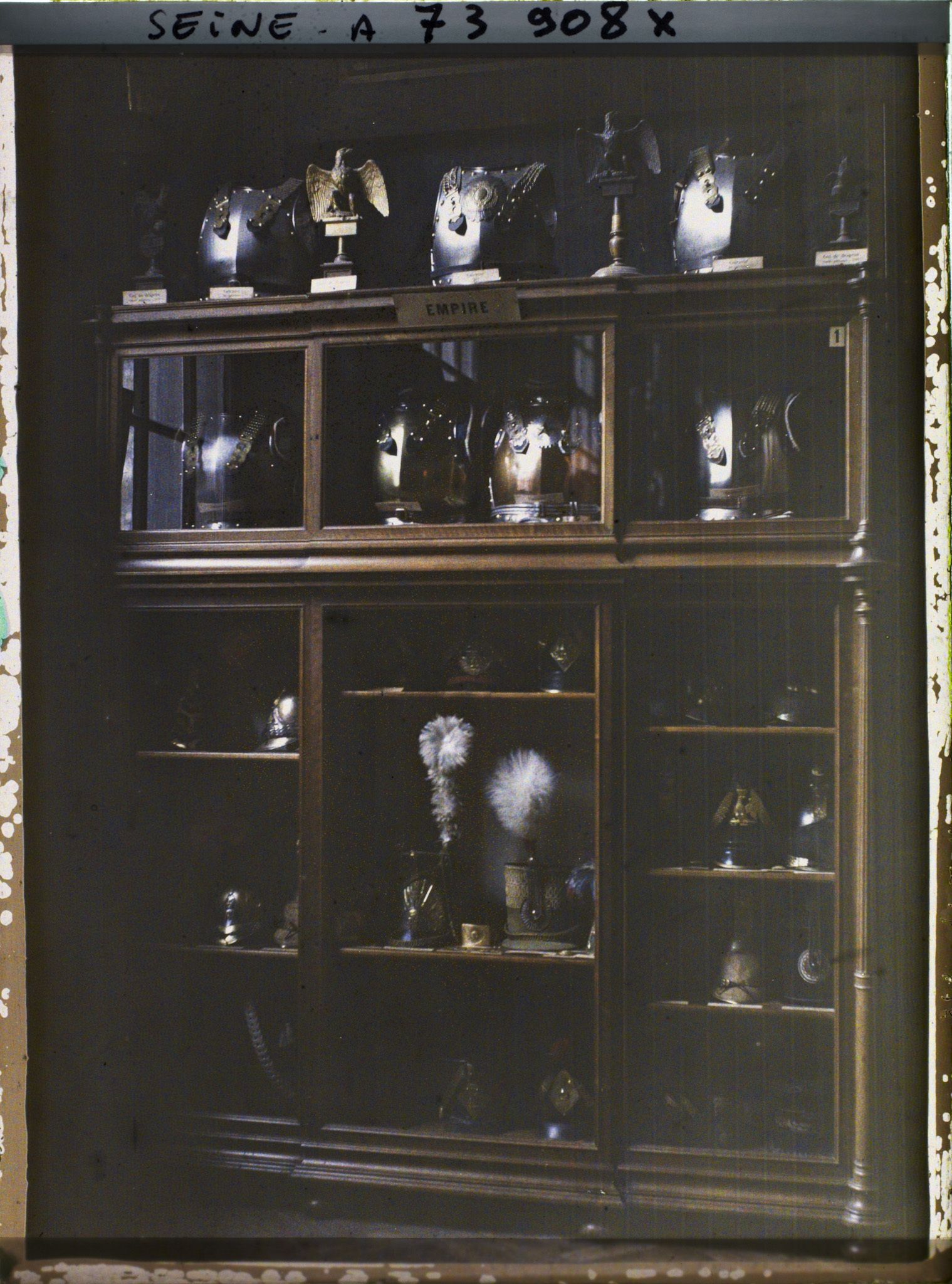 Image représentant Vitrine de l'Empire (emblèmes, cuirasses et casques), hôtel des Invalides