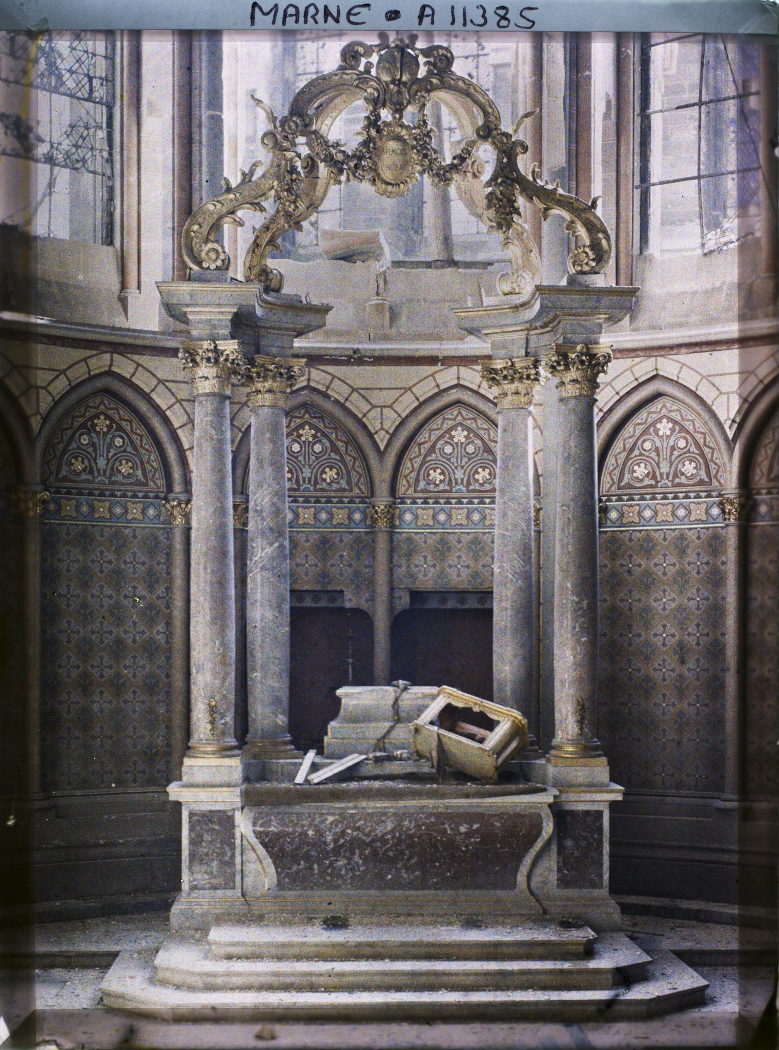 Image représentant L'autel de l'absidiole de la cathédrale endommagé par les bombardements