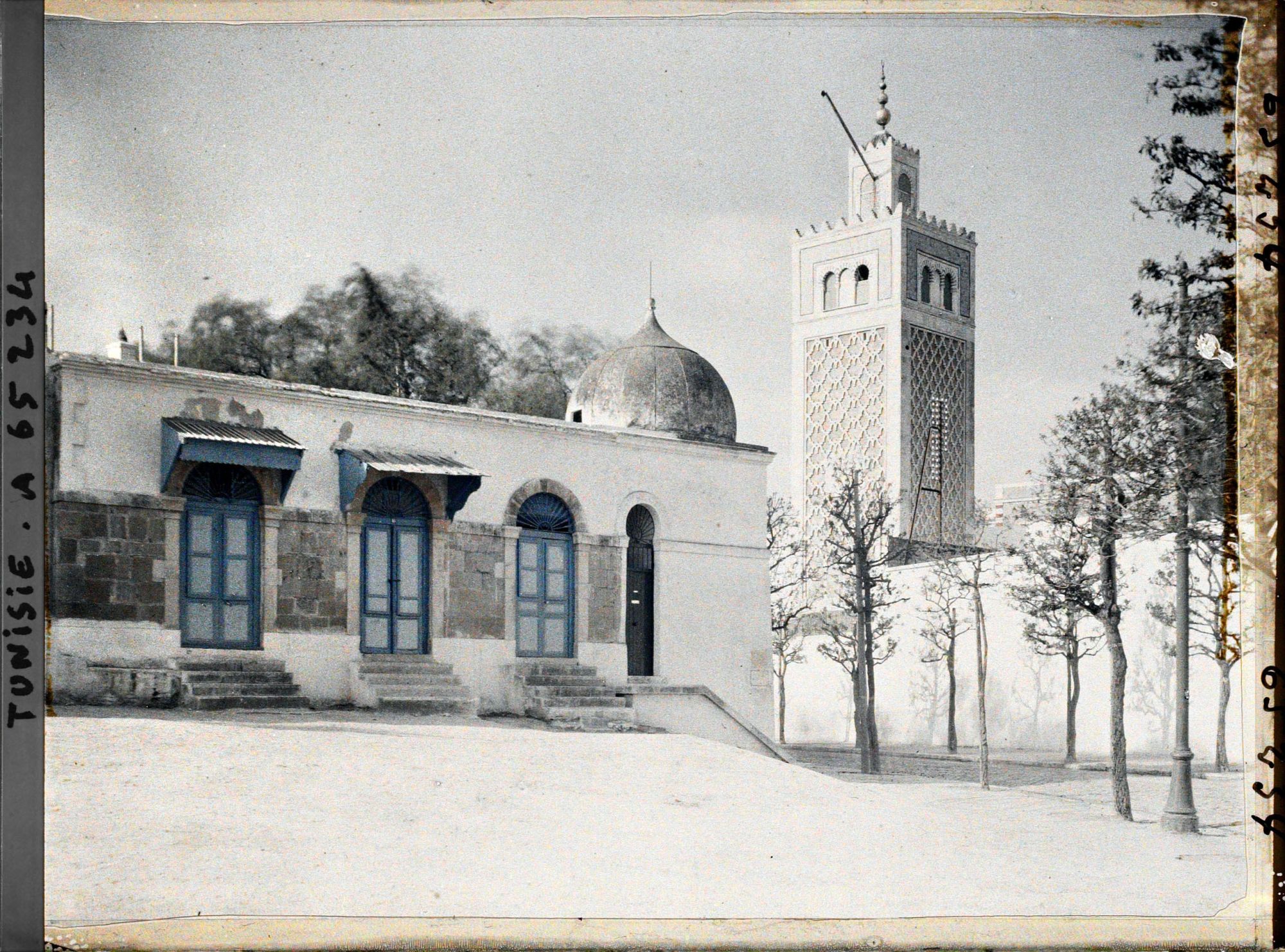 Image représentant L'hôpital Sadiki et le minaret de la mosquée de la casbah dans la médina