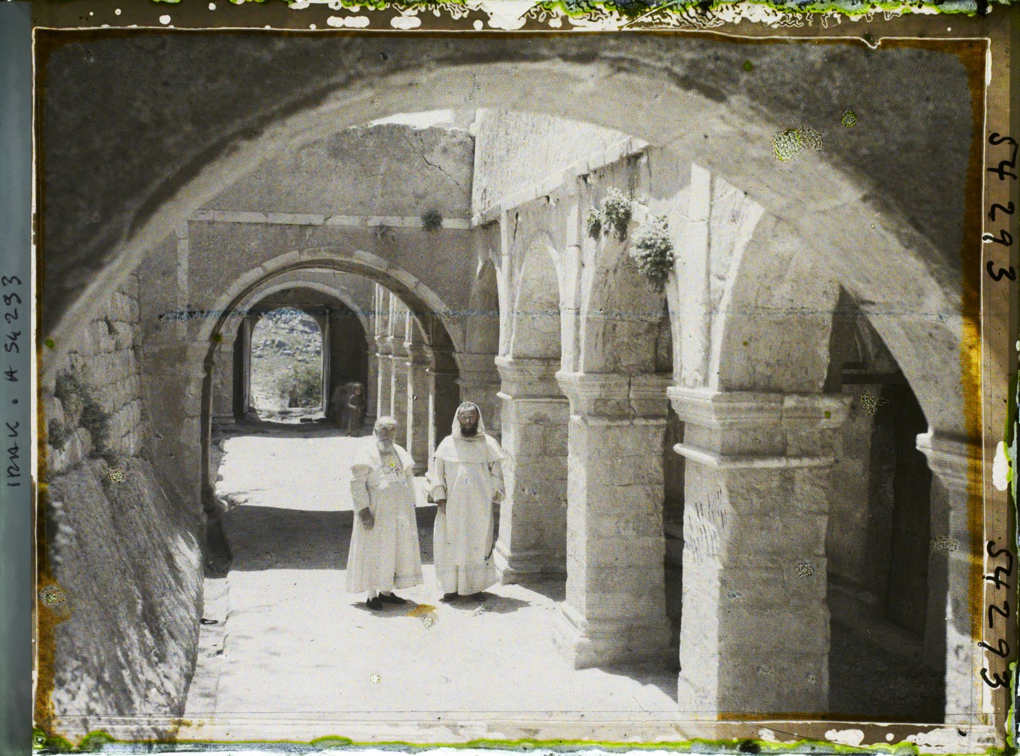 Image représentant Monseigneur Berré avec un moine dominicain dans le cloître du couvent