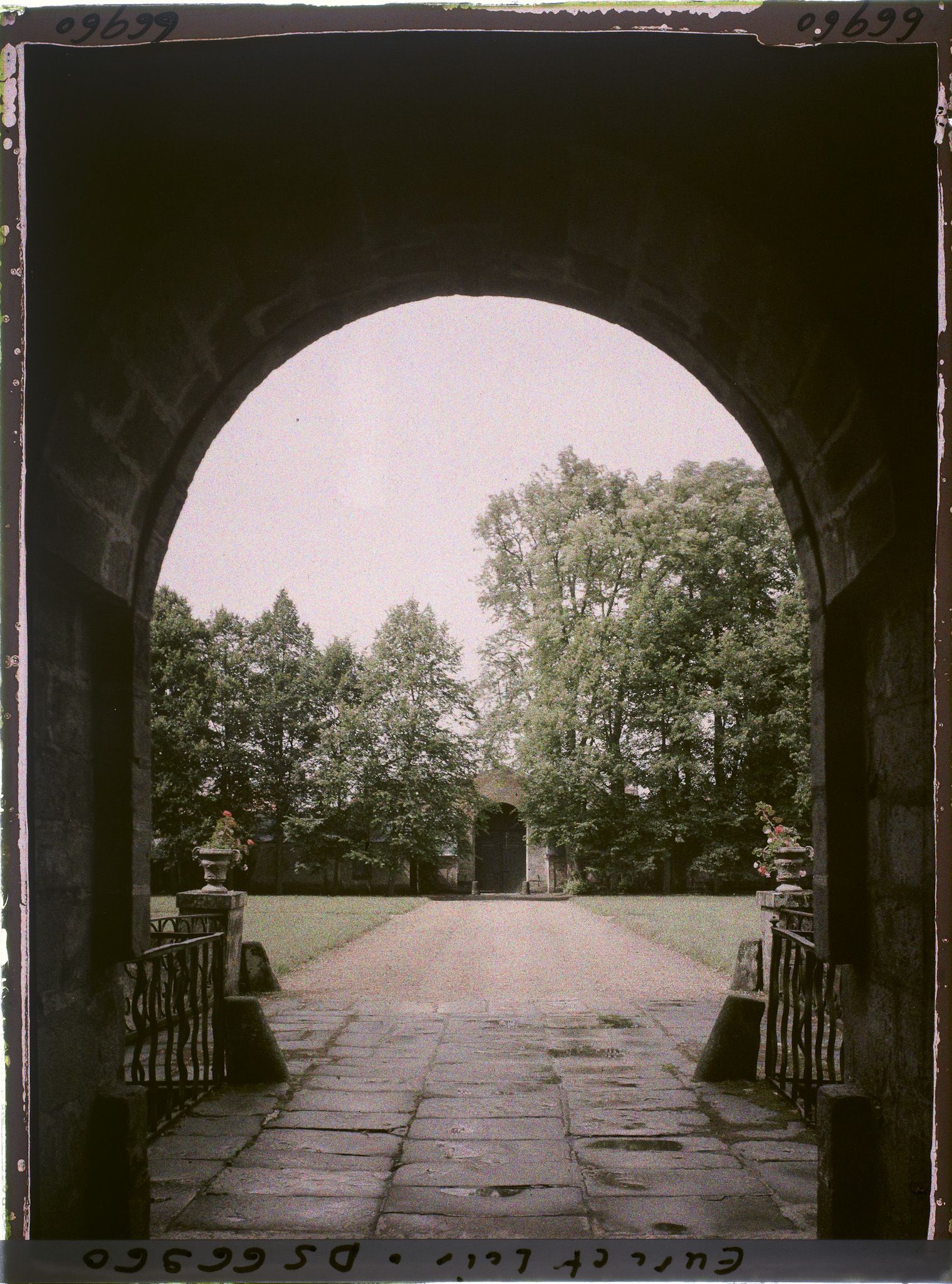 Image représentant L'avant-cour prise depuis le passage ménagé dans le corps de logis principal du château