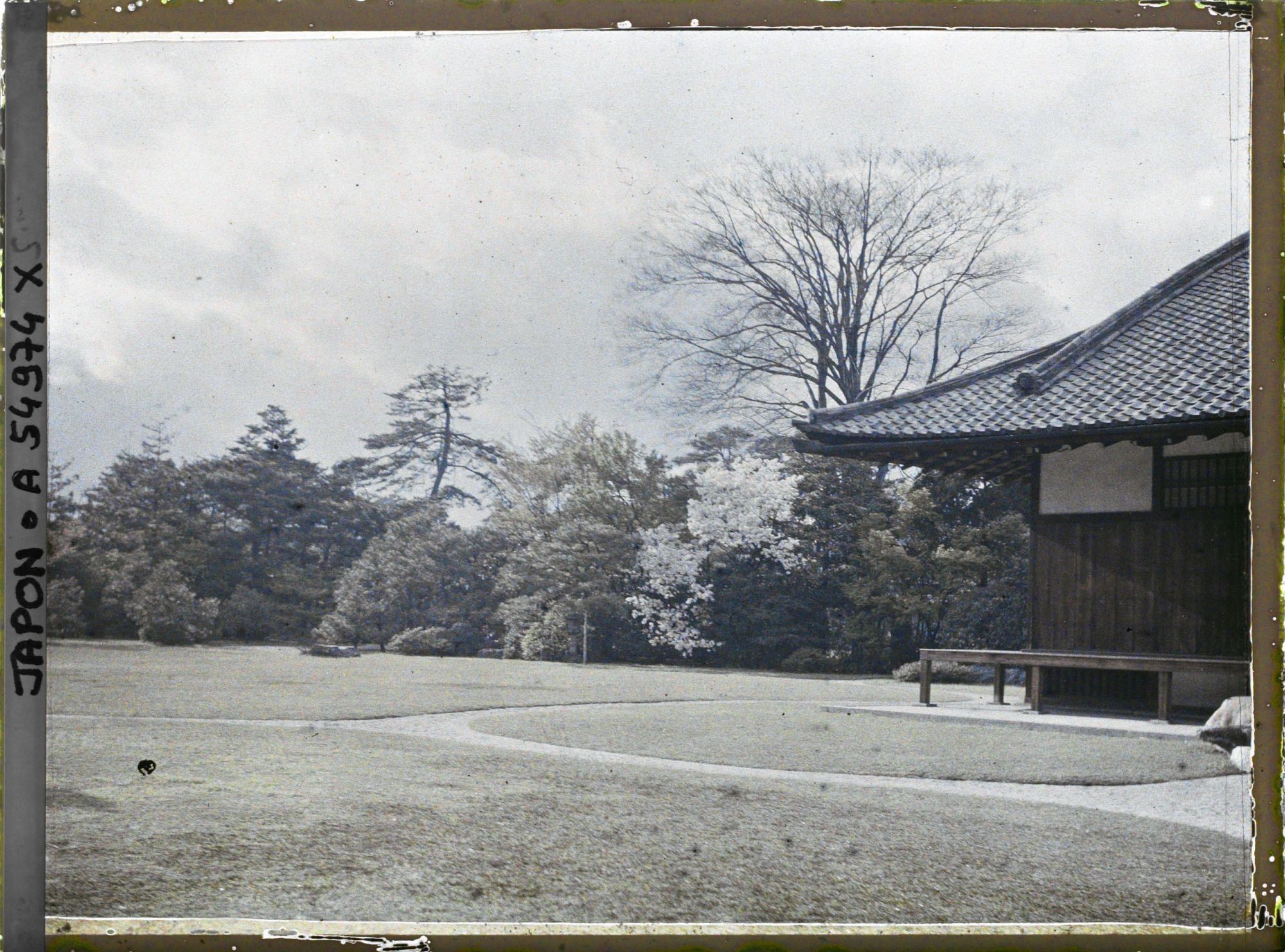 Image représentant Palais du Nijô-jô : jardin et extrémité du pavillon Hon-maru
