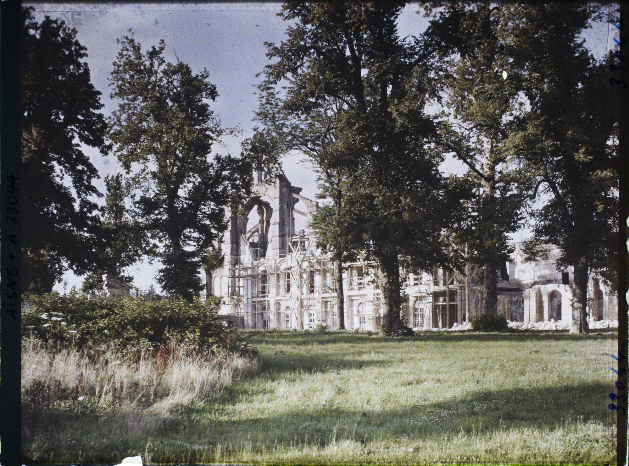 Image représentant France, Longpont, Ensemble du Château vu du Parc