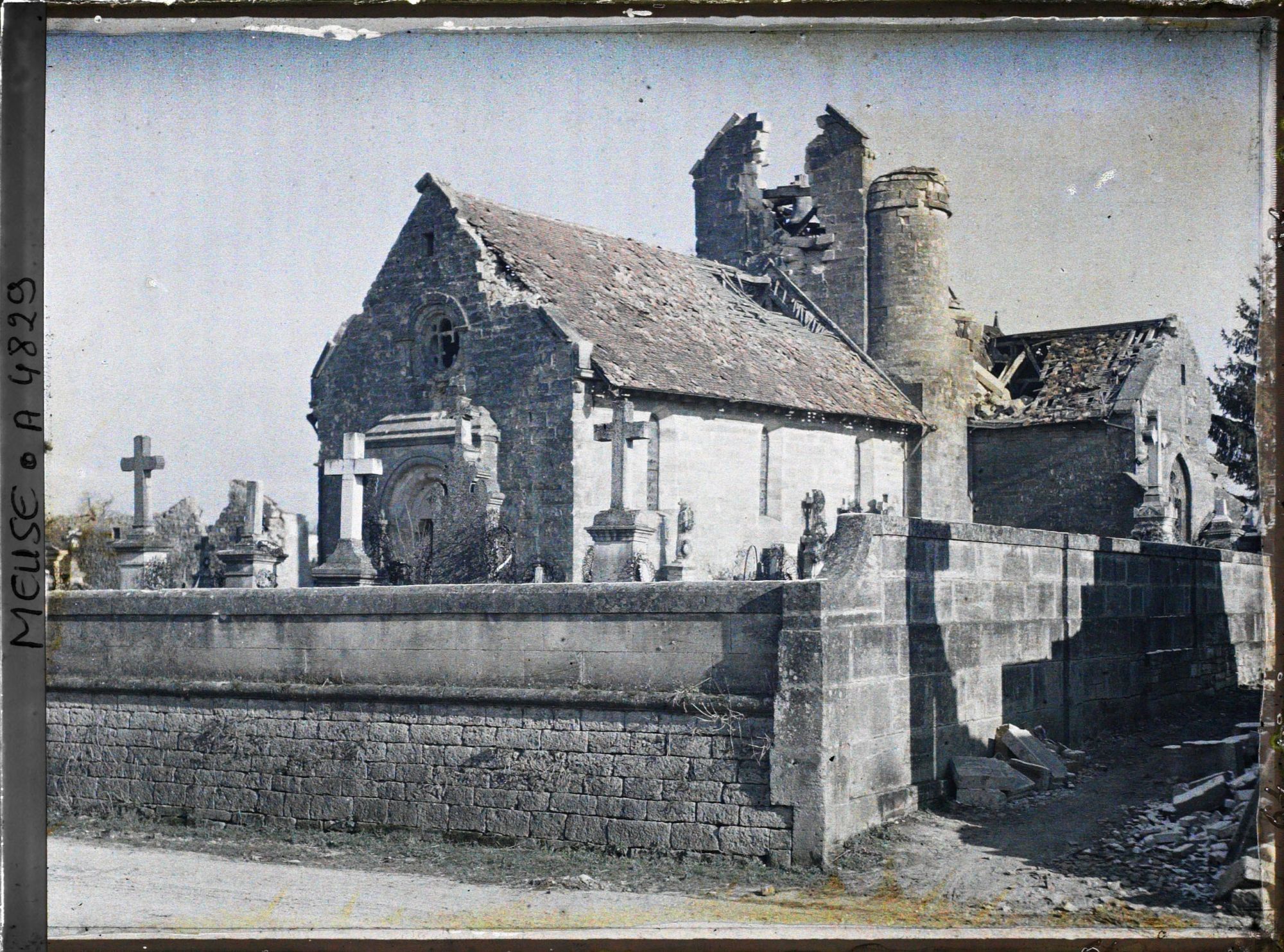 Image représentant L'église et le cimetière