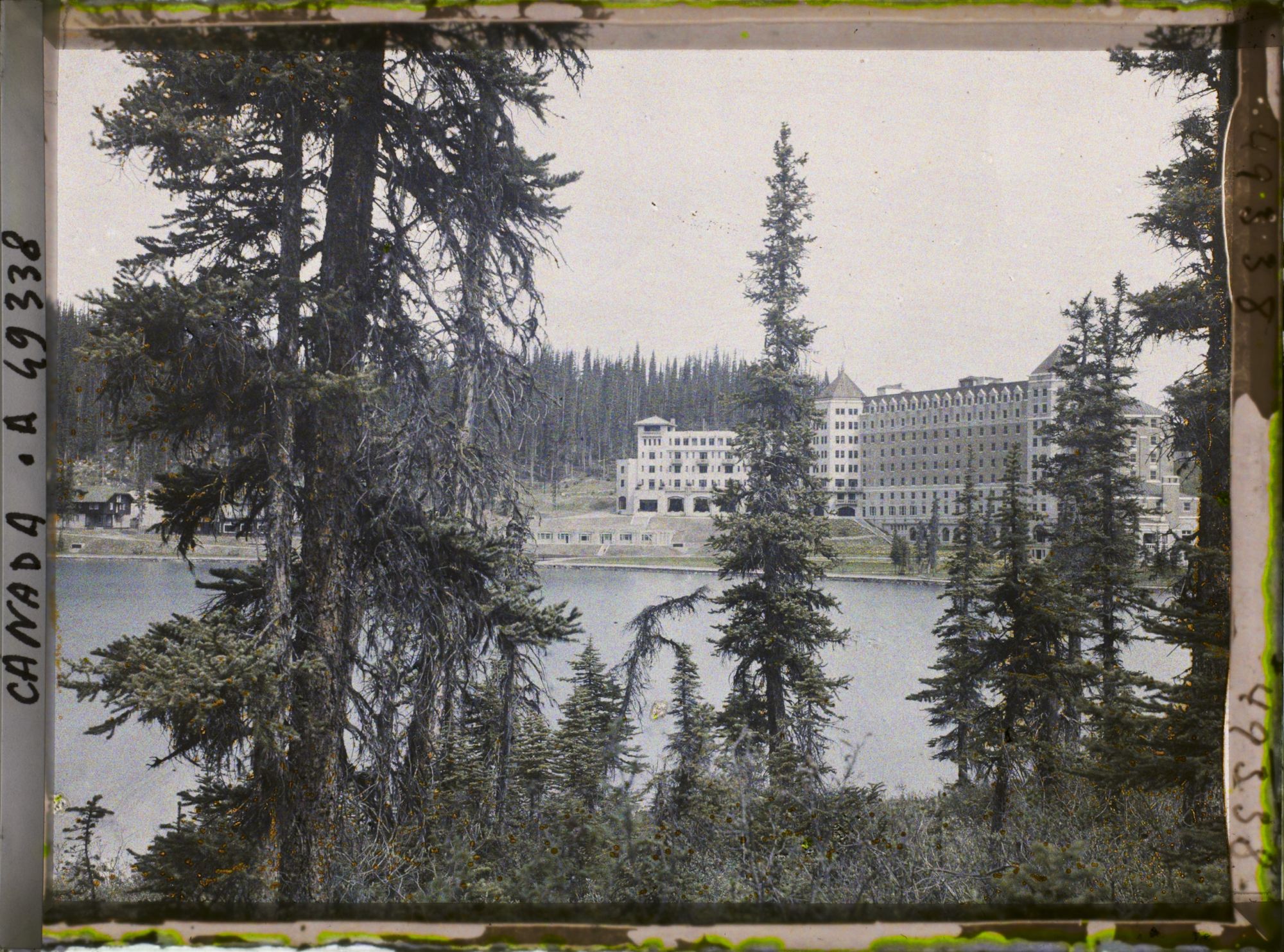 Image représentant Canada, Lac Louise, Le Chateau Lac Louise à travers les arbres
