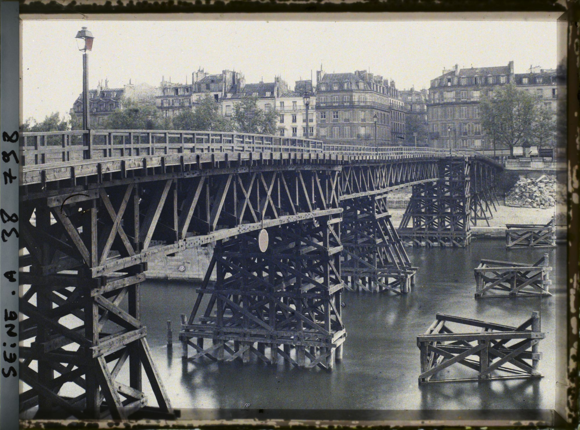 Image représentant La passerelle en bois remplaçant provisoirement le pont de la Tournelle en reconstruction