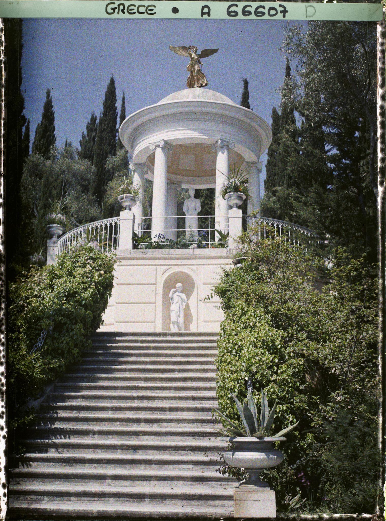 Image représentant L'Achilleion - Dans le parc, kiosque de l'impératrice Elisabeth