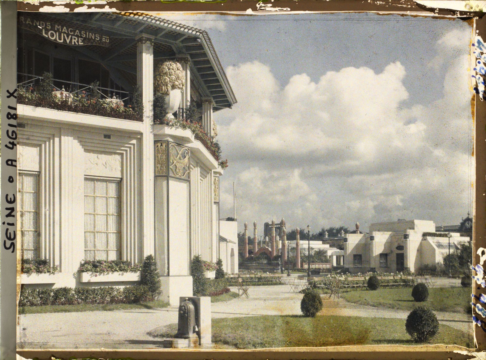 Image représentant L'Exposition des arts décoratifs, Pavillon des Grands Magasins du Louvre - Studium Louvre ; à droite le pavillon Crès