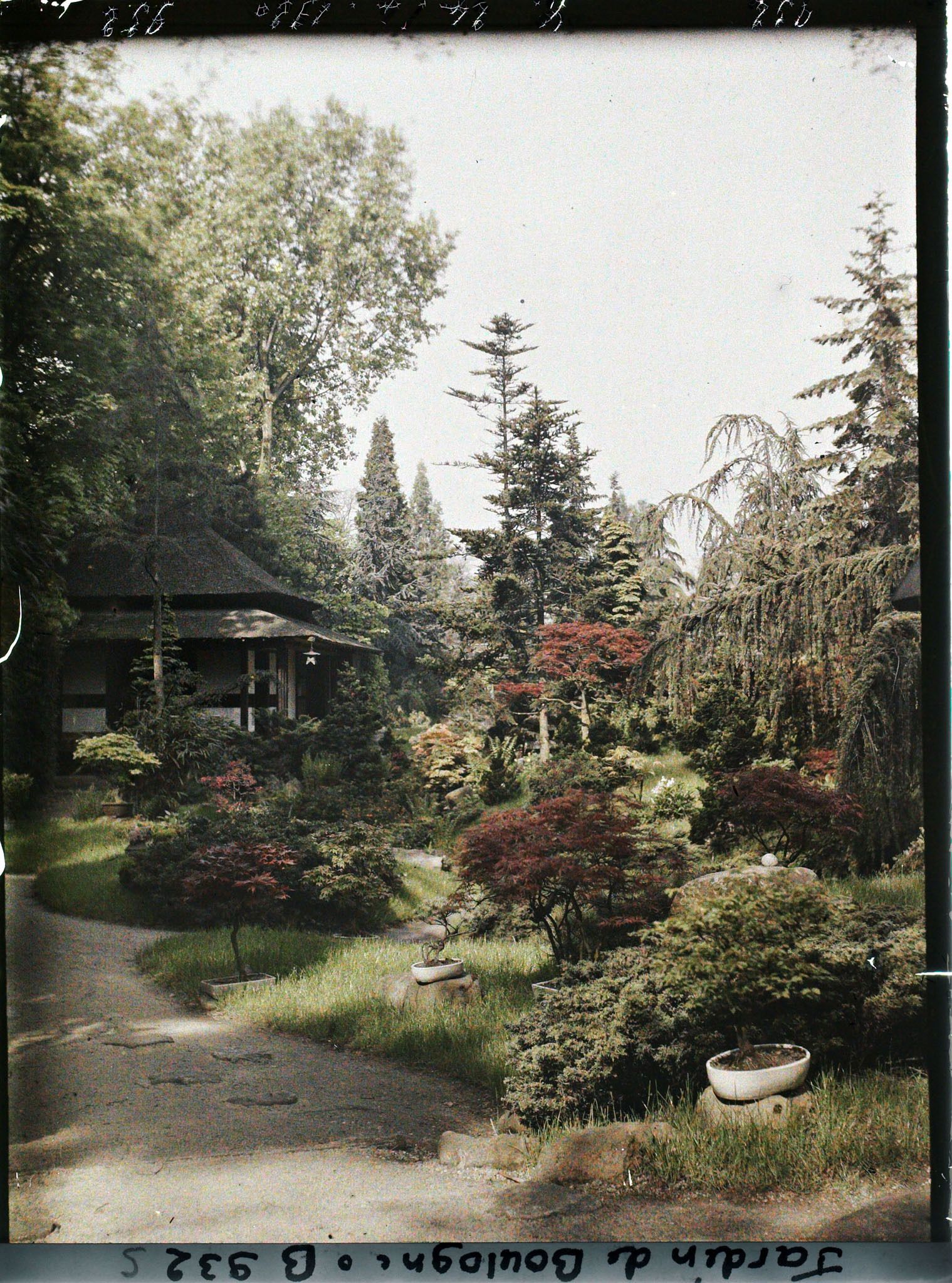 Image représentant Le " village japonais " vu depuis un croisement d'allées, proche de son entrée côté jardin anglais