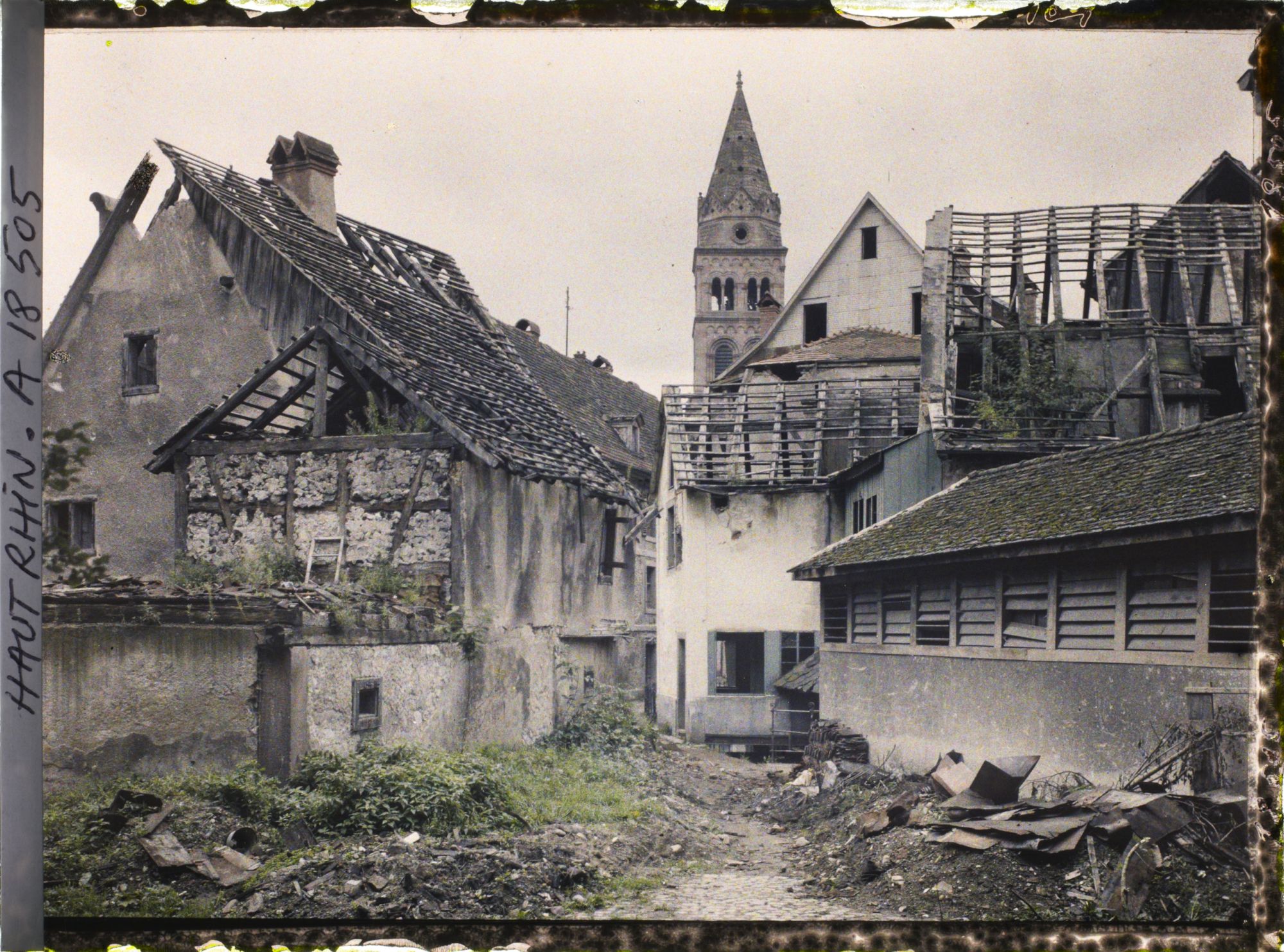 Image représentant Ruines (au fond, le Temple Protestant)