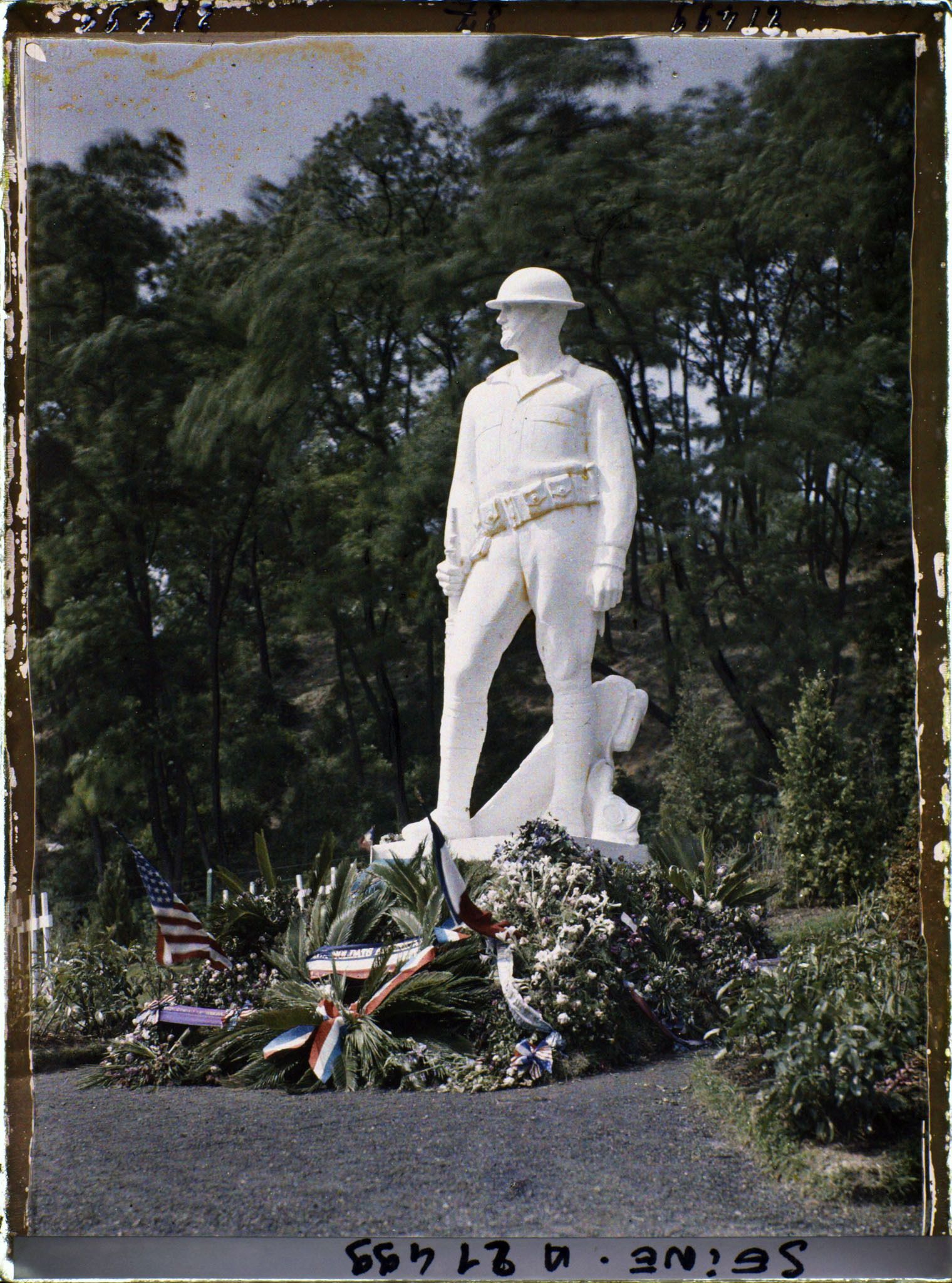 Image représentant Le cimétière américain de Suresnes, statue d'un soldat (un "Tommy" ou "Tommie")