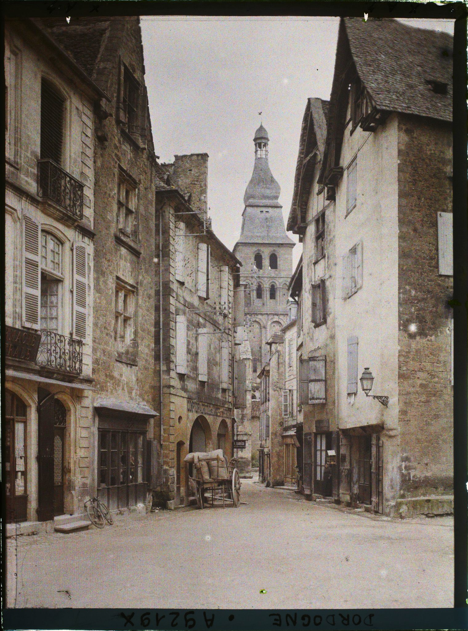 Image représentant France, Sarlat, La rue Foy et la Cathédrale