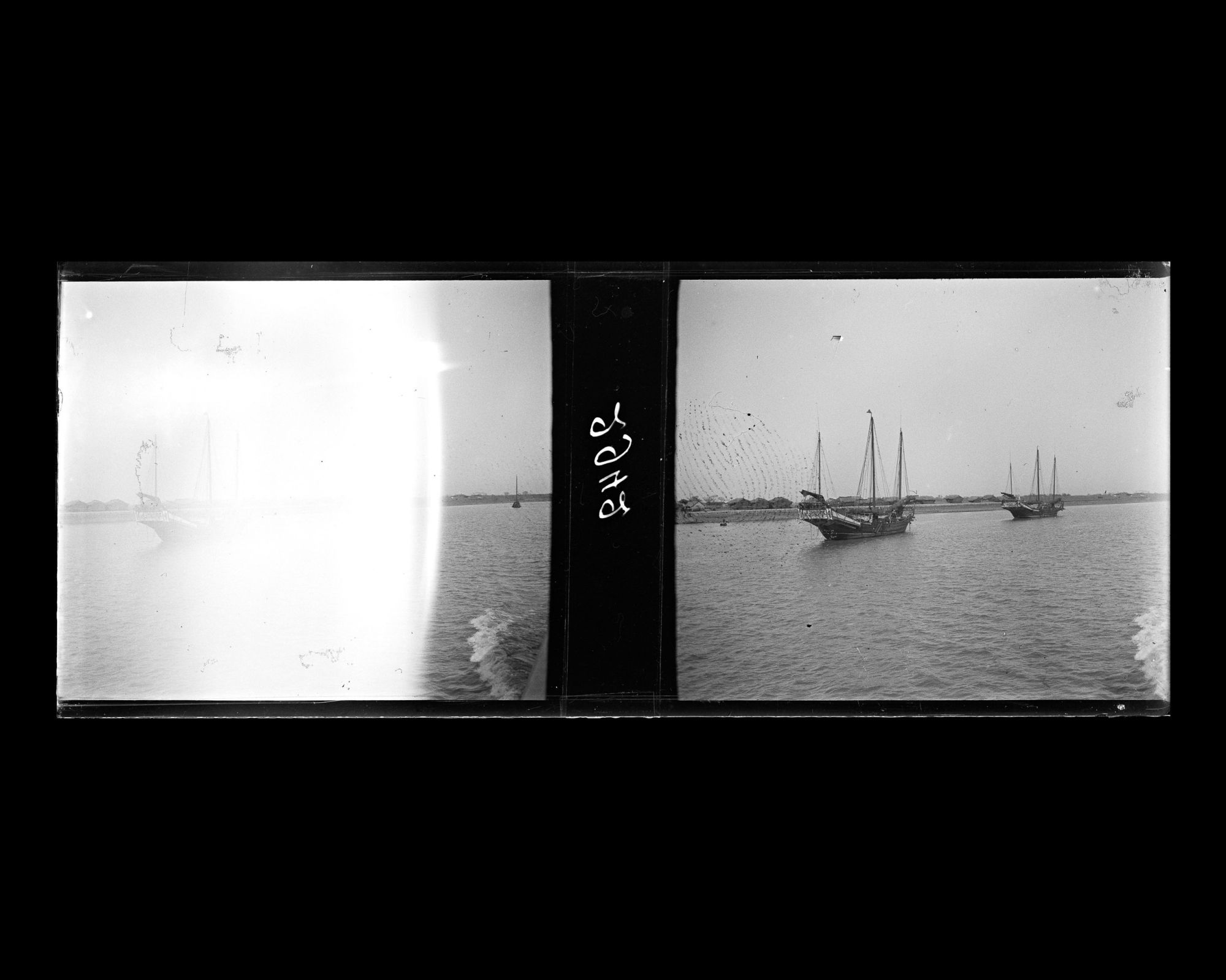 Image représentant Des bateaux de commerce amarrés, voiles amenées, sur le Huangpu