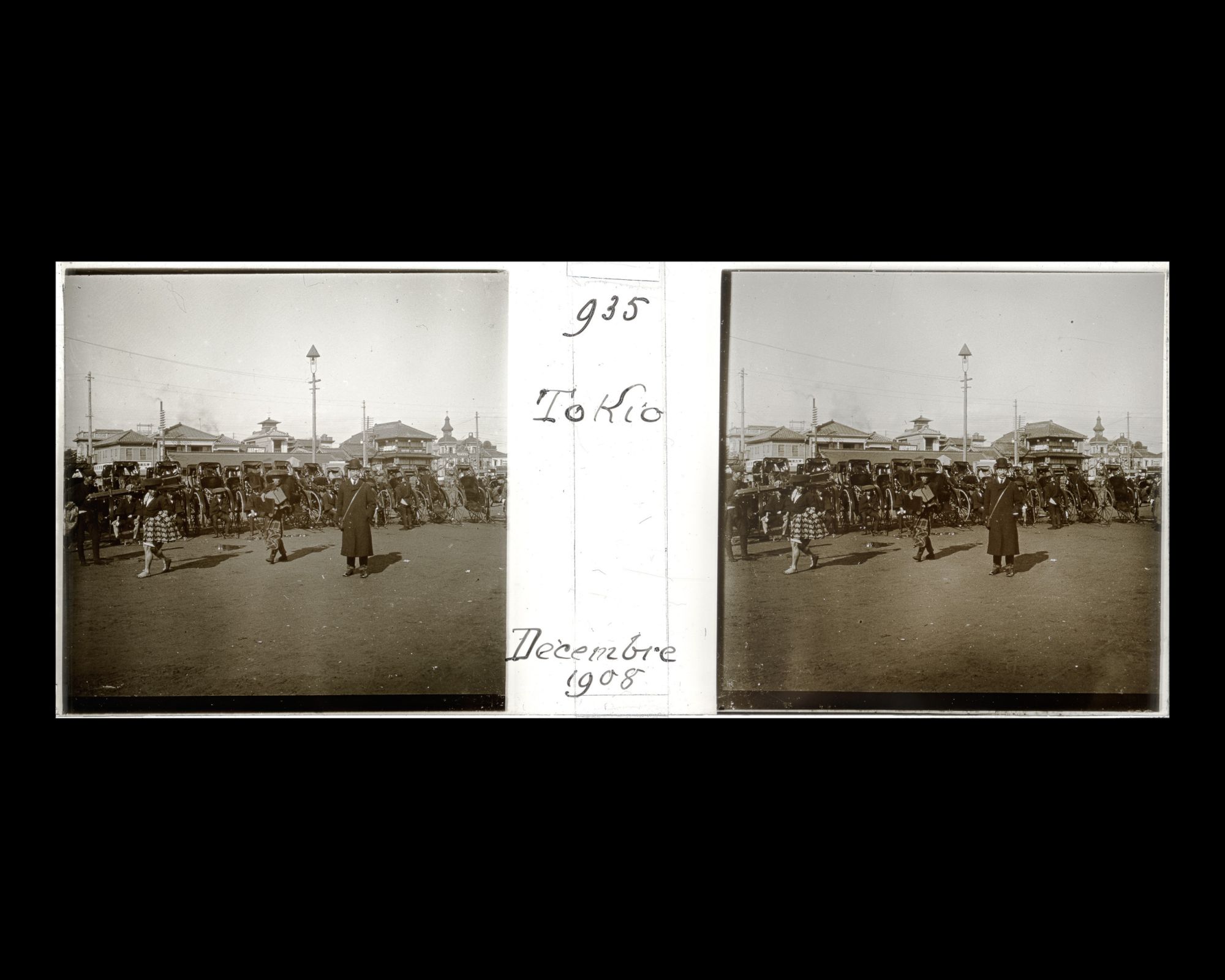 Image représentant Le guide Nériki (?) devant une station de jinrikisha (pousse-pousse) aux environs de Shinbashi et Ginza (à droite)