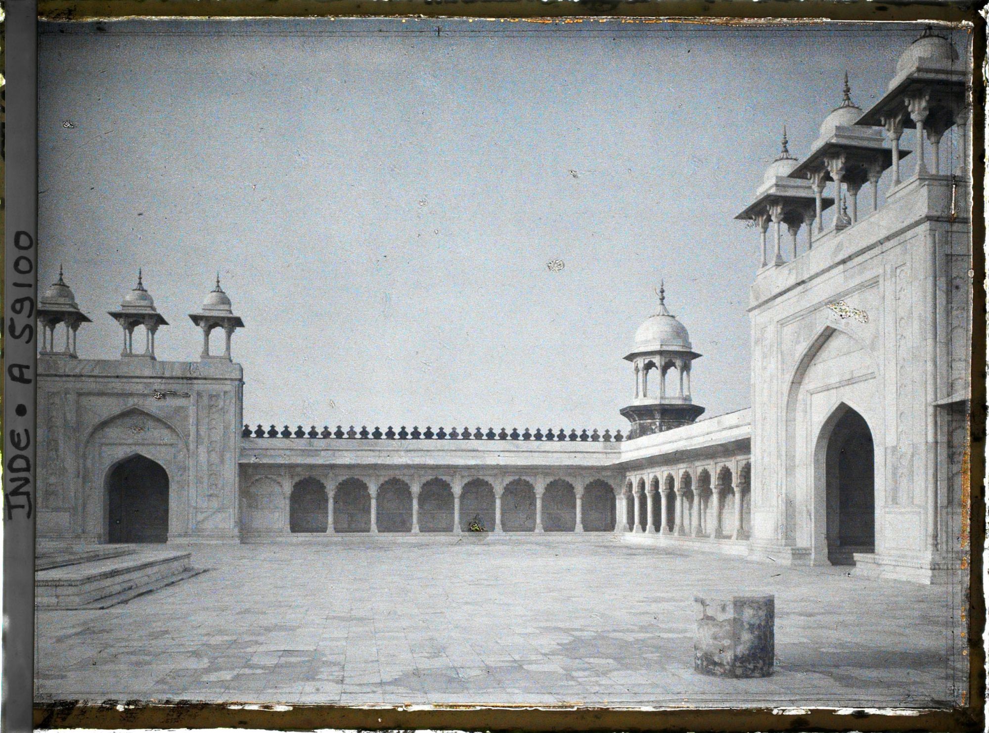 Image représentant La cour de la mosquée de la Perle (Moti Masjid) dans le fort Rouge (Lal Qila)