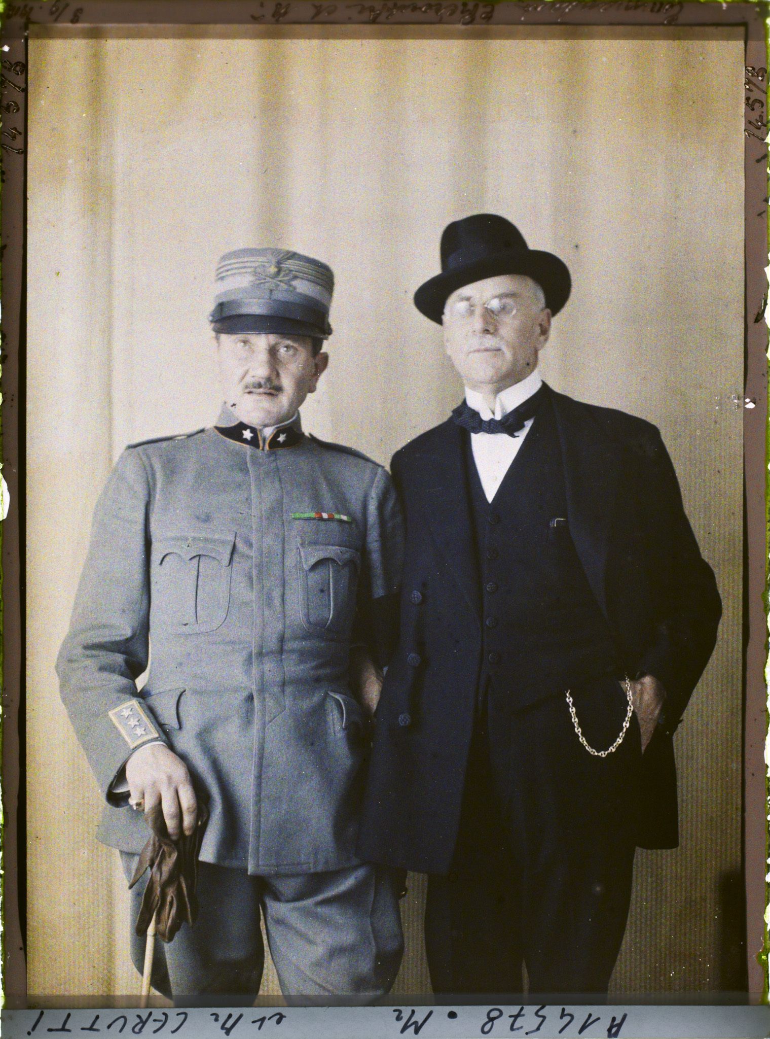 Image représentant L' https://musee-albert-kahn.s-museum.fr/home/NWQ2OTAwYzNmYjZlZTk1ZWQwODJmMjY4L2dlbmVyaWMtbm90aWNlLXRhYi9hdXRob3JpdHkvNjE3YTc5ZjVjZjhiODk2OGIzMzM3ZDIx/5d6900c3fb6ee95ed082f268/generic-notice-tab/authority/617a79ebcf8b8968b3336a4c officier Cerutti et  https://musee-albert-kahn.s-museum.fr/home/NWQ2OTAwYzNmYjZlZTk1ZWQwODJmMjY4L2dlbmVyaWMtbm90aWNlLXRhYi9hdXRob3JpdHkvNjE3YTc5ZjVjZjhiODk2OGIzMzM3ZDIx/5d6900c3fb6ee95ed082f268/generic-notice-tab/authority/617a79ebcf8b8968b3336a4b Monsieur Cerutti