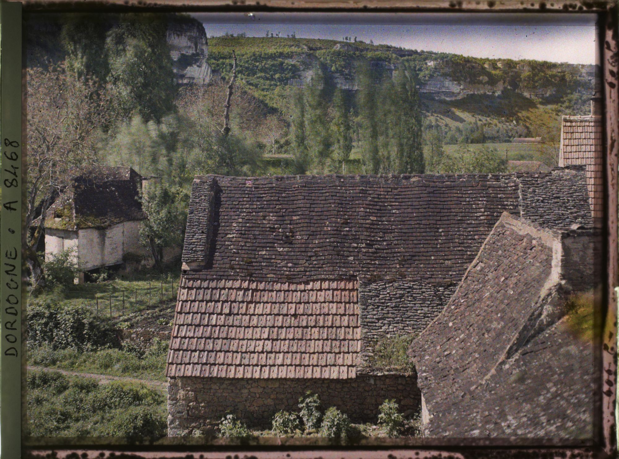 Image représentant France, Les Eyzies, Echantillonnage de tous les toits près de l'affluent de la Vézère la Beune