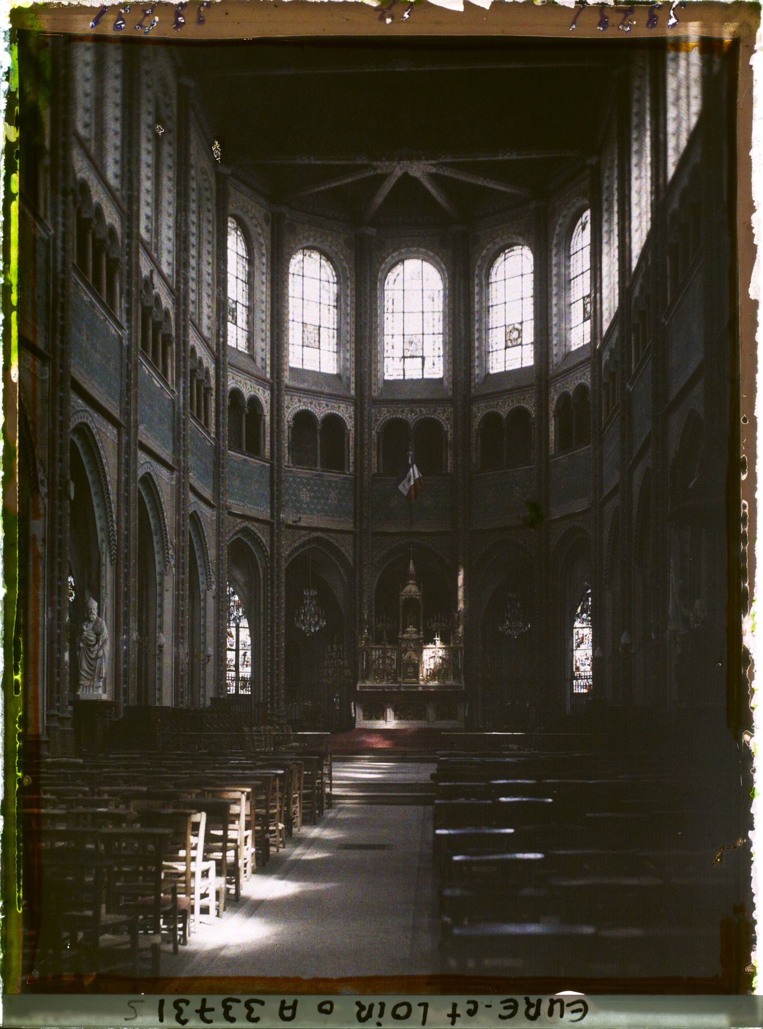 Image représentant L'intérieur de la nef de l'église Saint-Aignan
