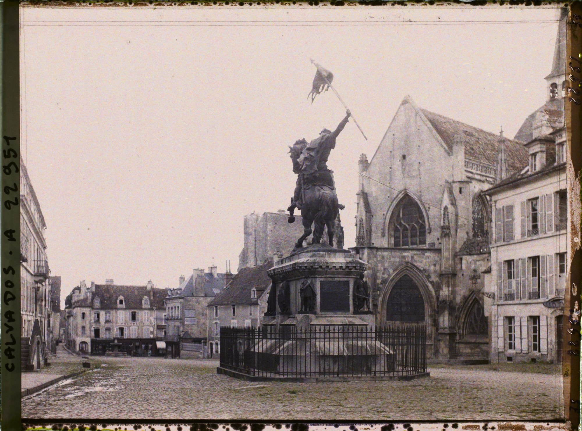 Image représentant La place Guillaume le conquérant prise de l'Hôtel de Ville