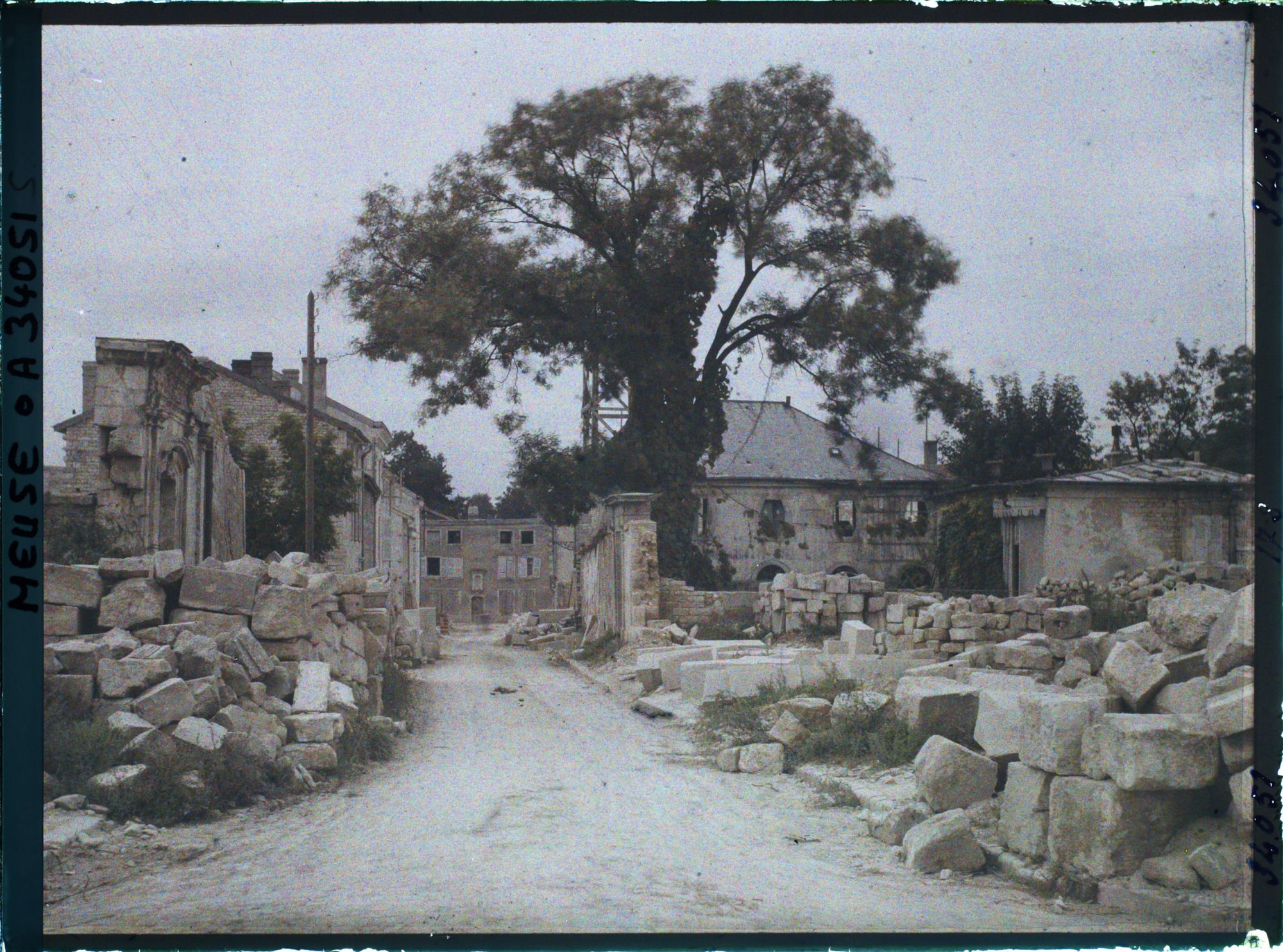 Image représentant France, Verdun, La rue des Capucins vue prise de la rue Chevert