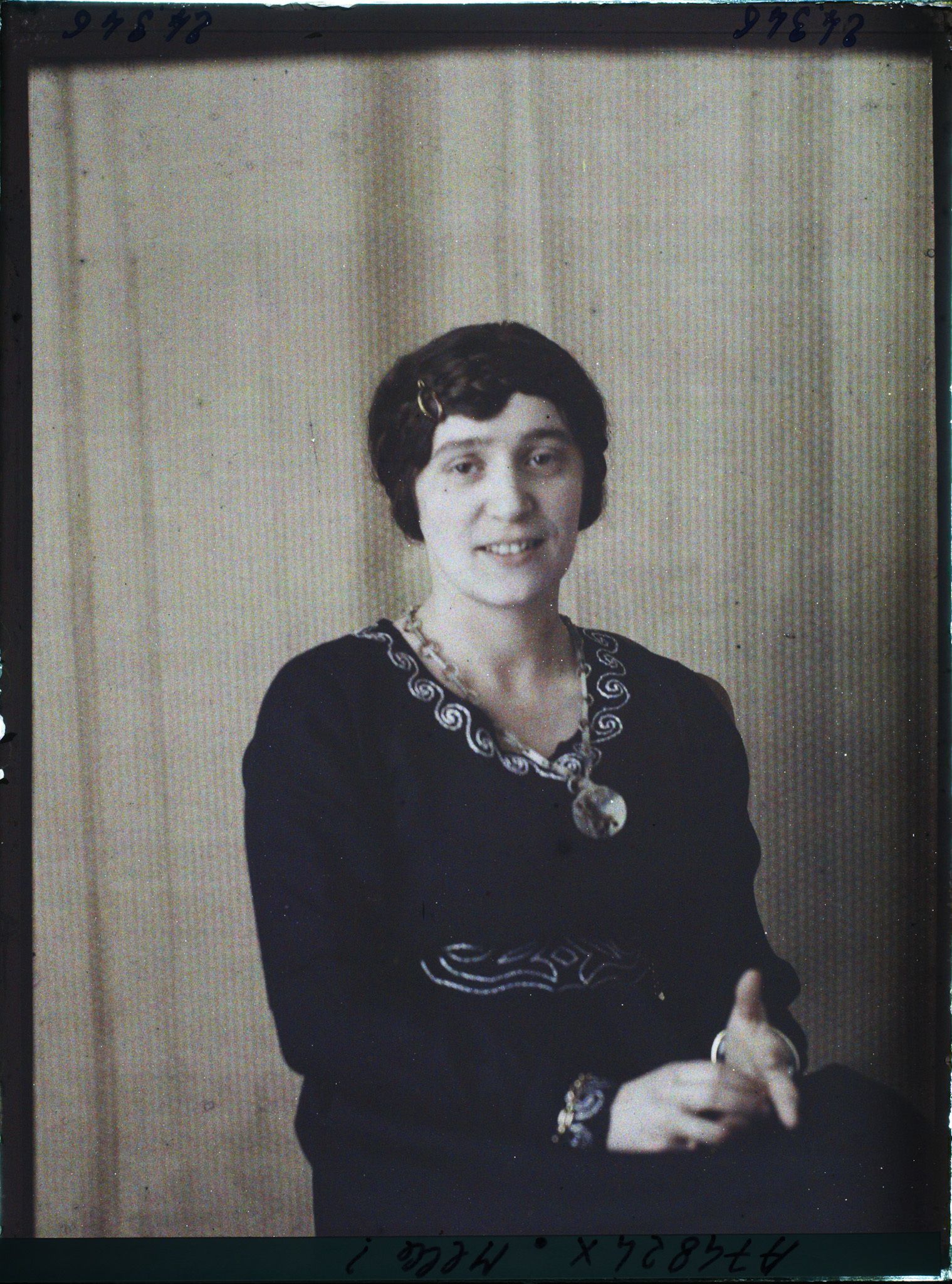 Image représentant https://musee-albert-kahn.s-museum.fr/home/NWQ2OTAwYzNmYjZlZTk1ZWQwODJmMjY4L2dlbmVyaWMtbm90aWNlLXRhYi9hdXRob3JpdHkvNjE3YTc5ZjVjZjhiODk2OGIzMzM3ZDIx/5d6900c3fb6ee95ed082f268/generic-notice-tab/authority/617a79ebcf8b8968b3337c1e La cousine de Madame Voize