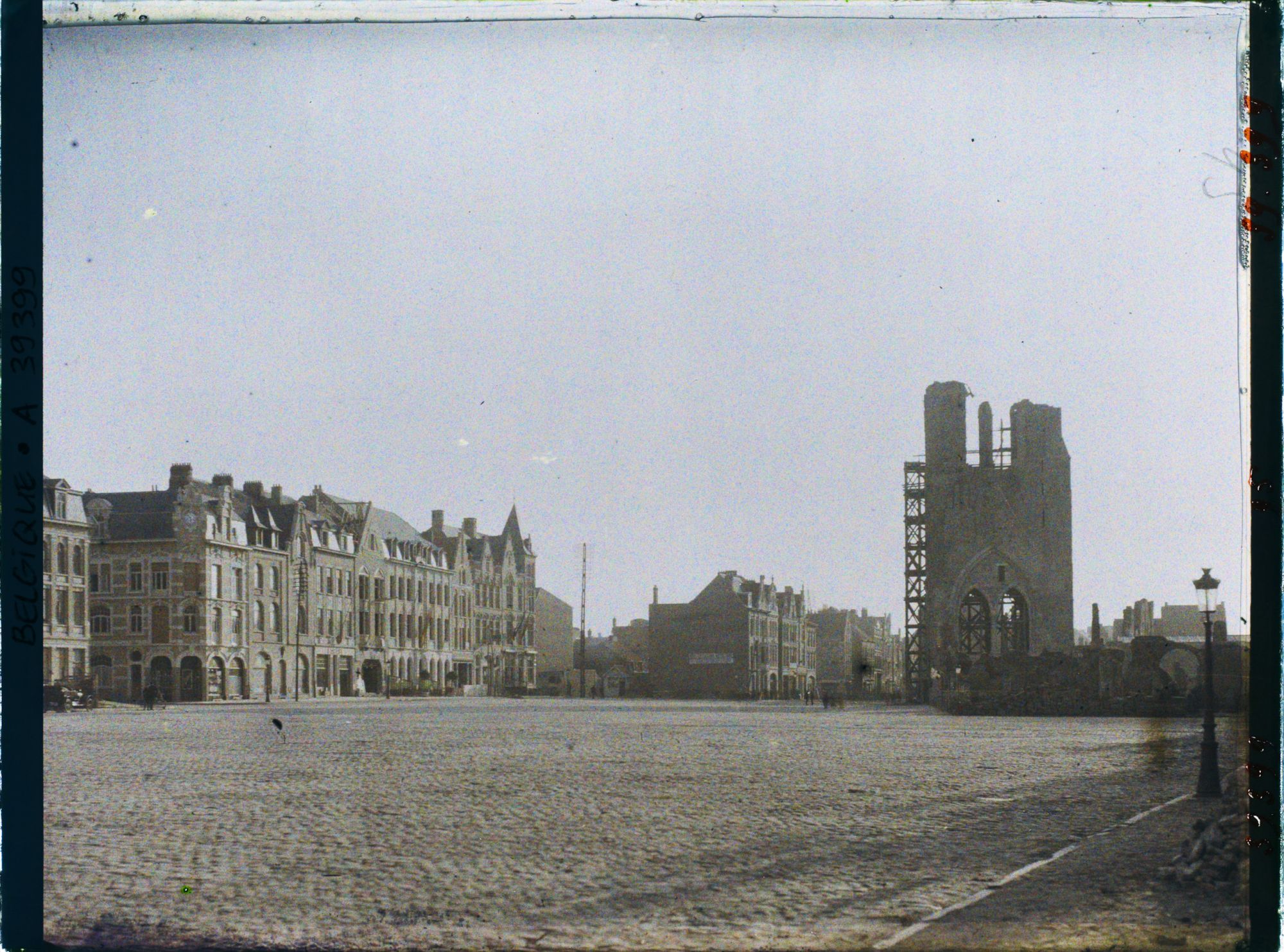 Image représentant Belgique, Ypres, Effet de lumière s/ la Grande Place et les Halles