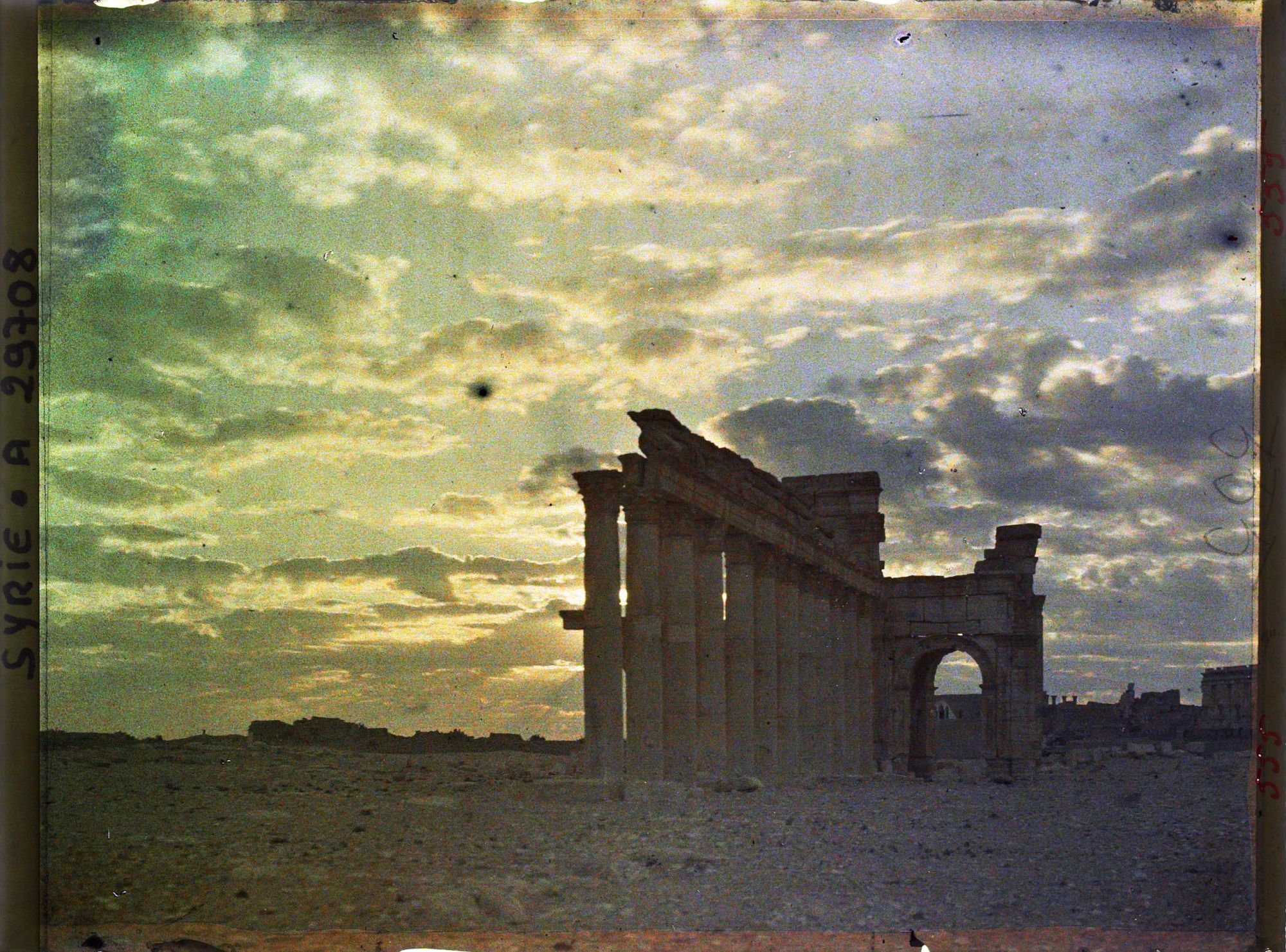 Image représentant Le début de la grande colonnade et l'arc monumental au lever du jour