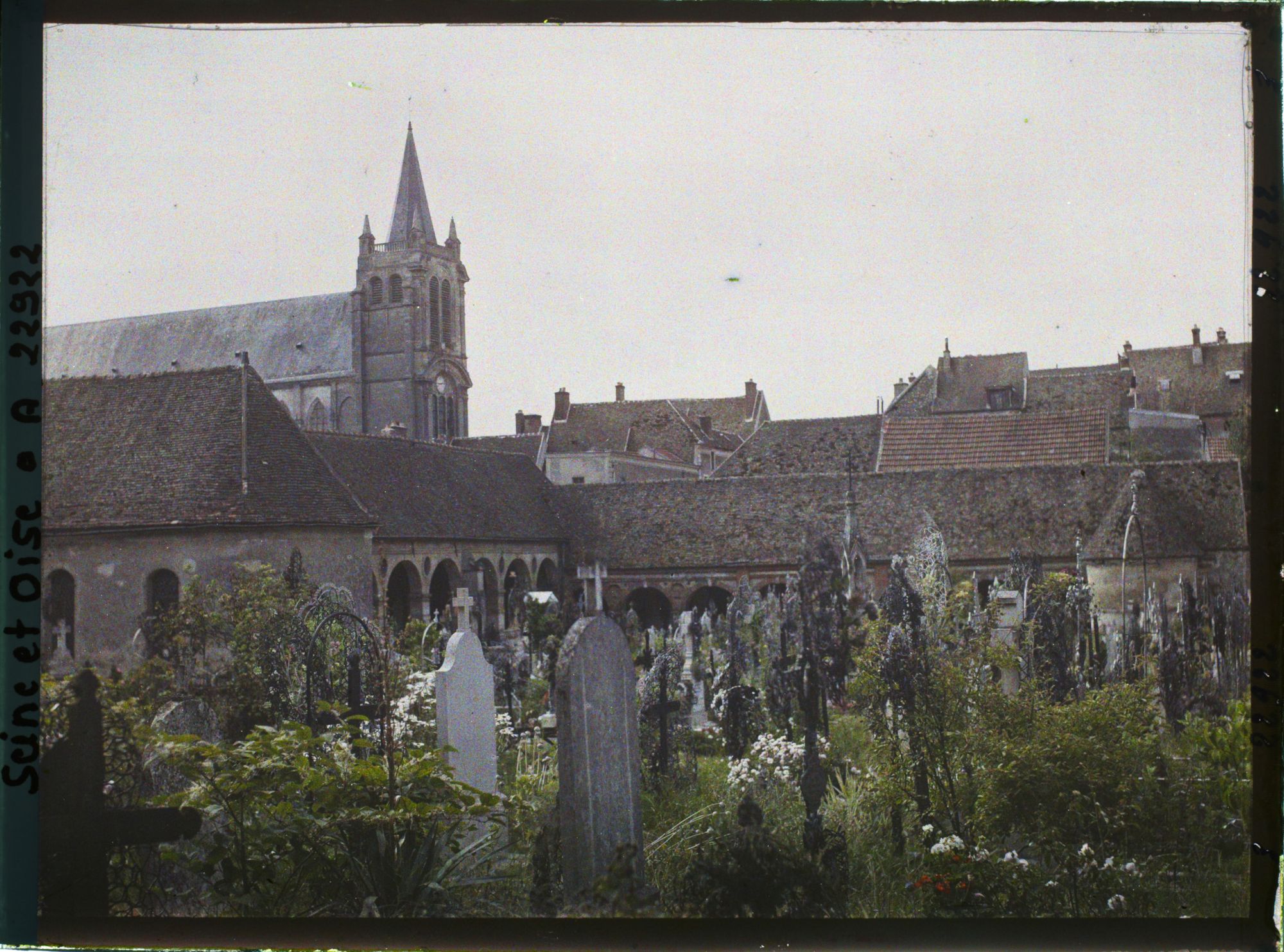 Image représentant France, Montfort l'Amaury, Le Cimetière et l'Eglise