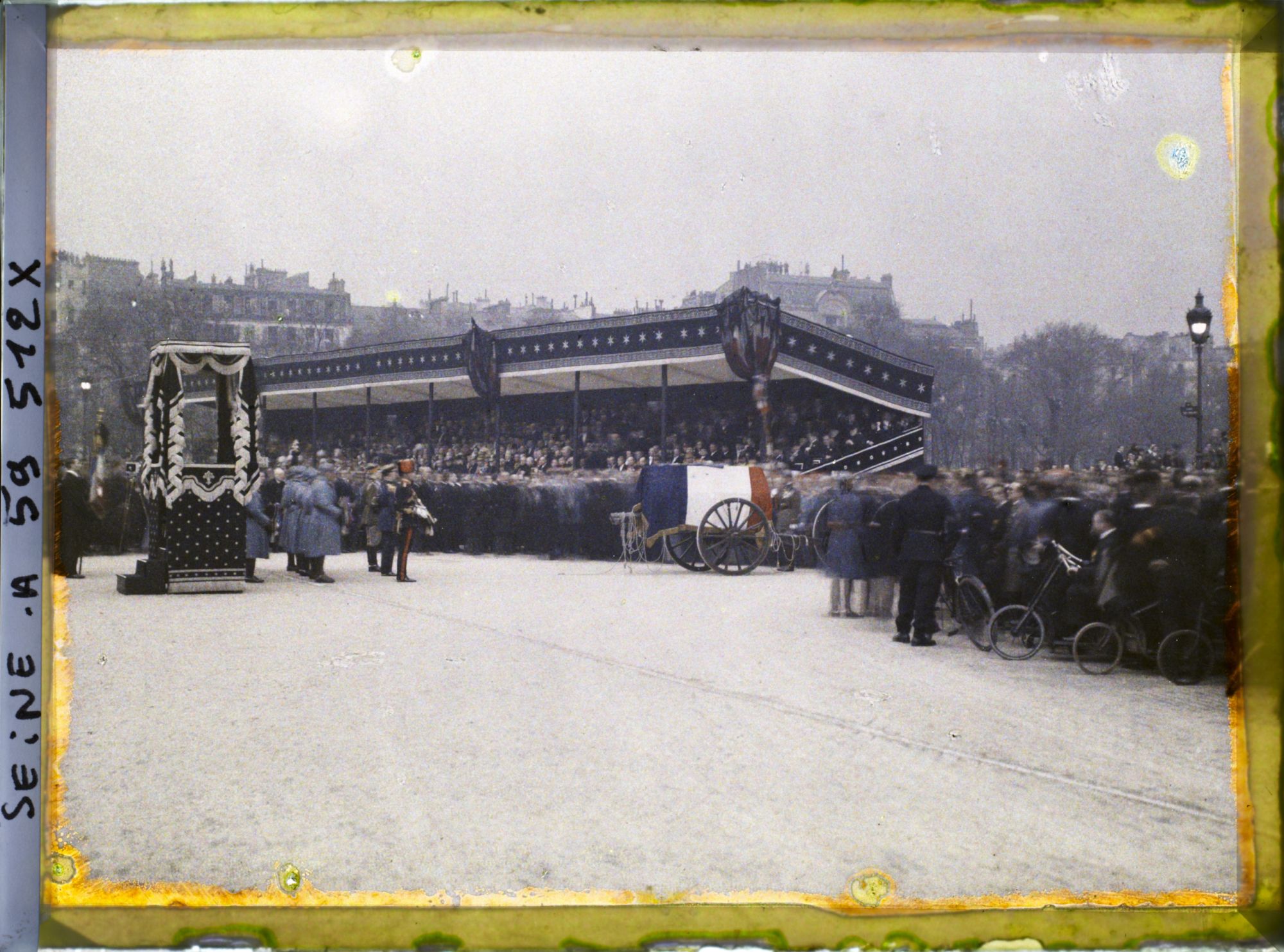 Image représentant Les obsèques du maréchal Foch place des Invalides, l'arrivée du cortège