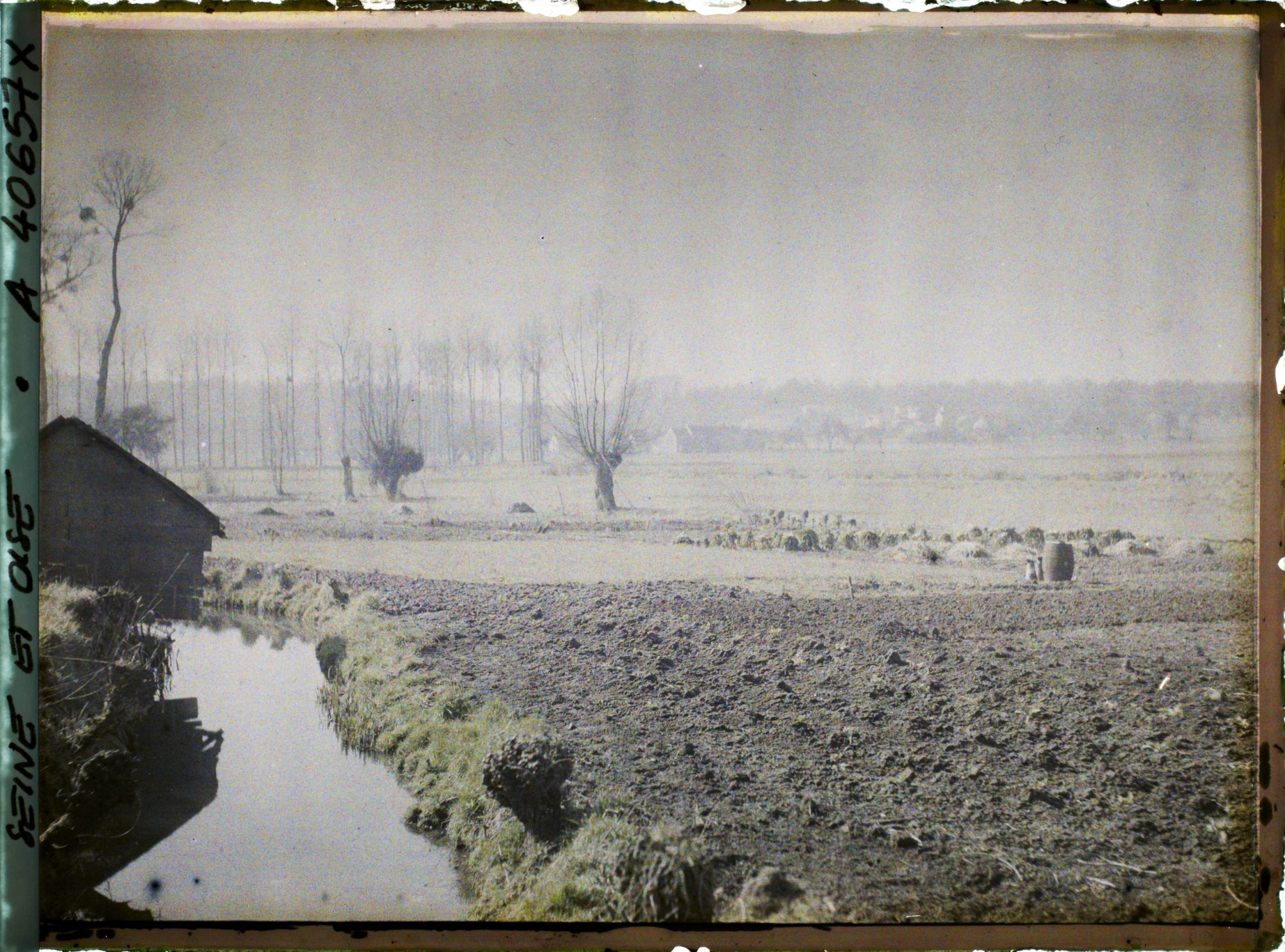 Image représentant France, Les Clayes, Les champs à la sortie du Village, au 1er plan un jardin potager